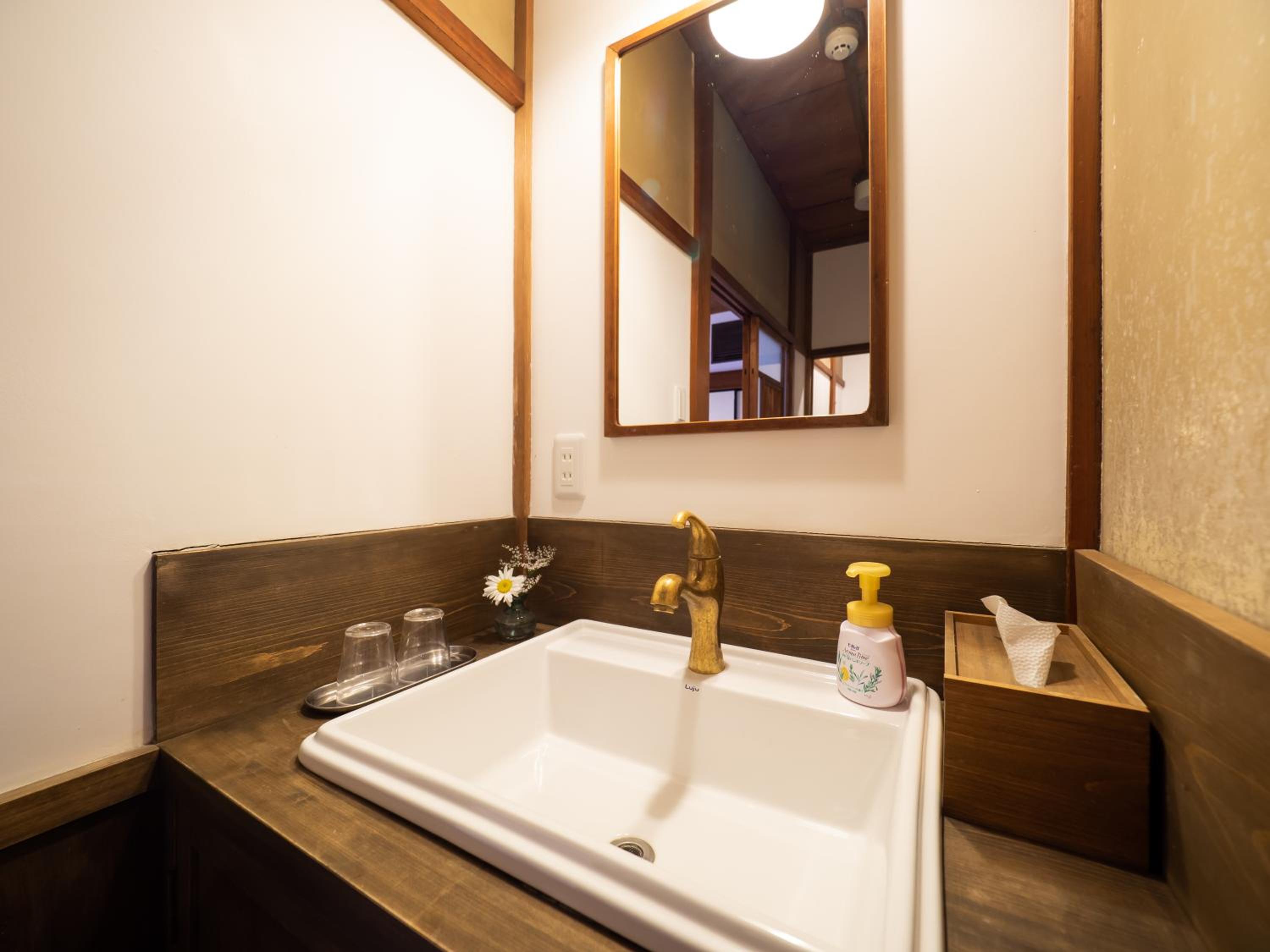 Japanese-Style Family Room with Shared Bathroom photo 2