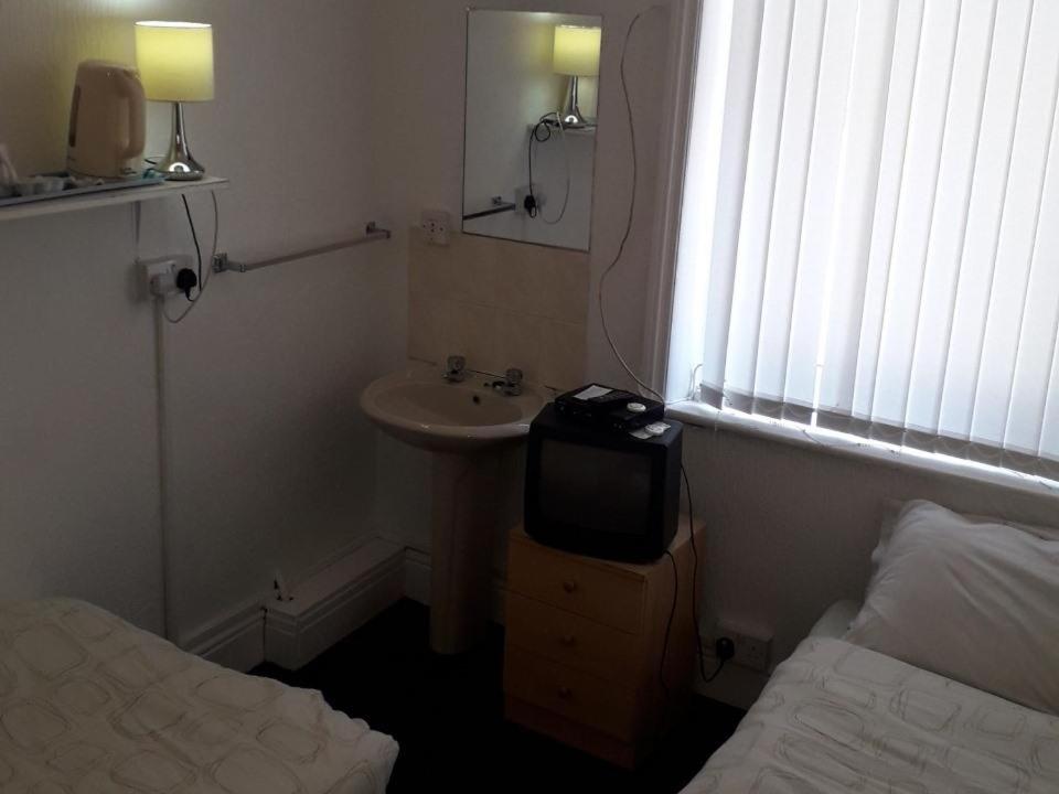 Twin Room with Shared Bathroom photo 2