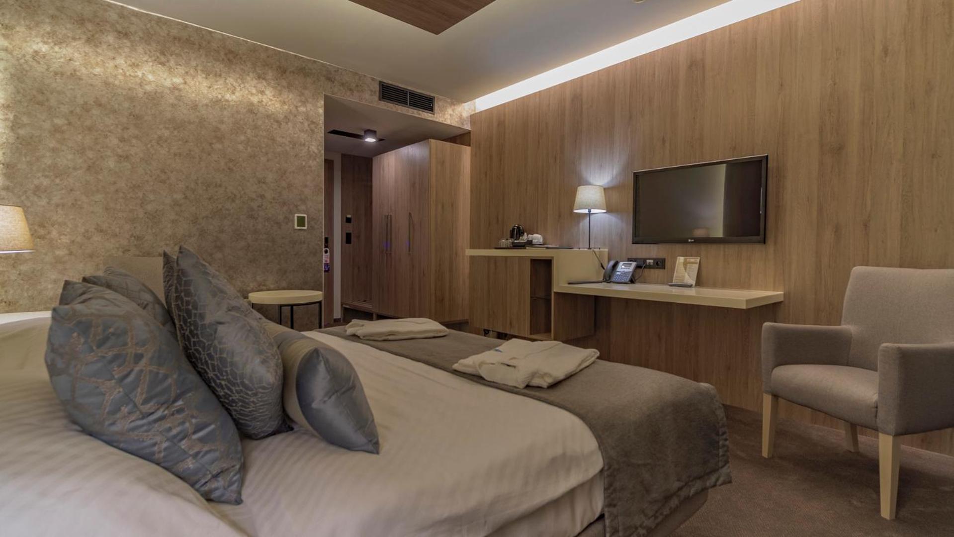 Standard Double Room - Photo 11