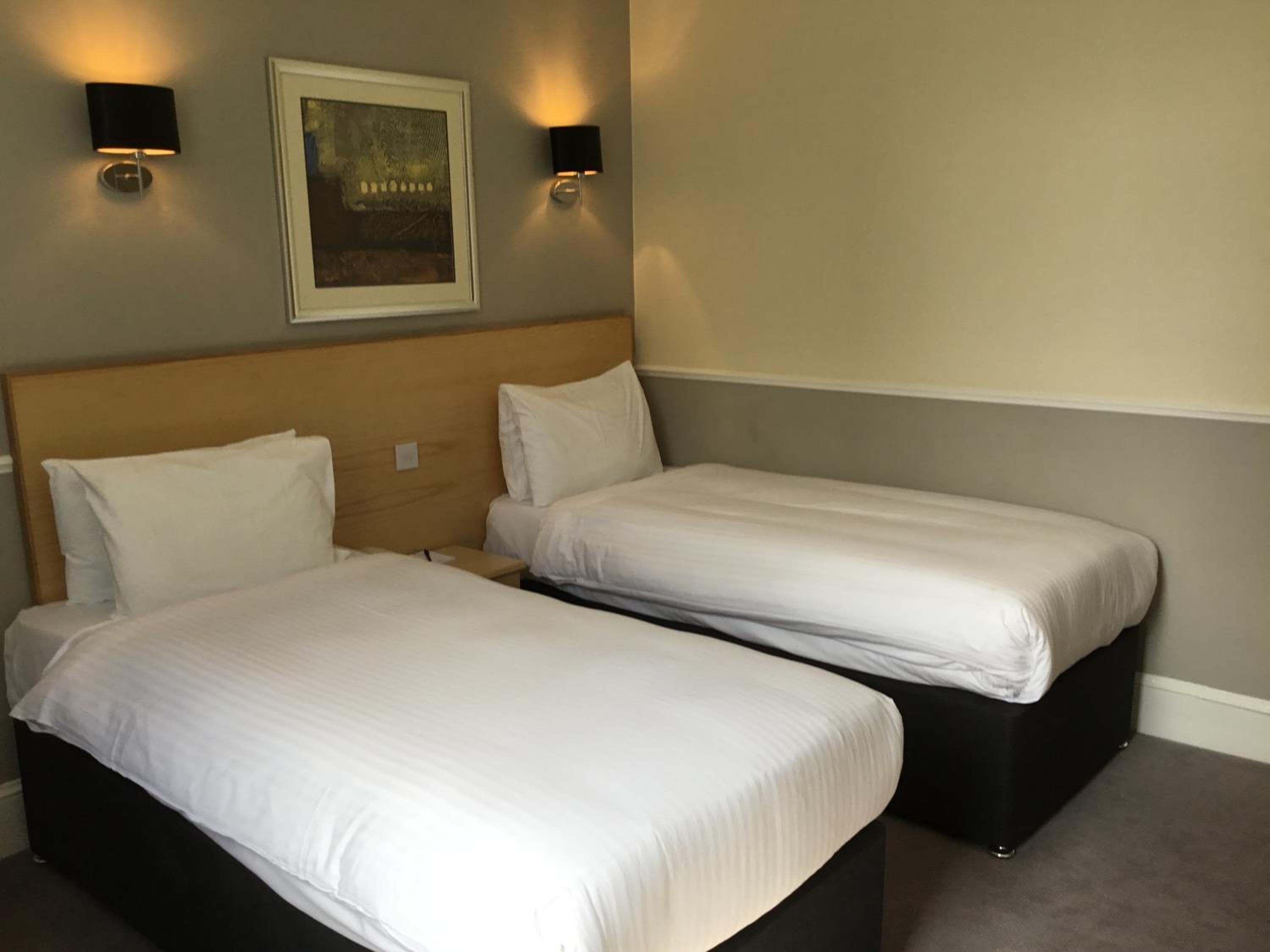 Twin Room - Photo 3