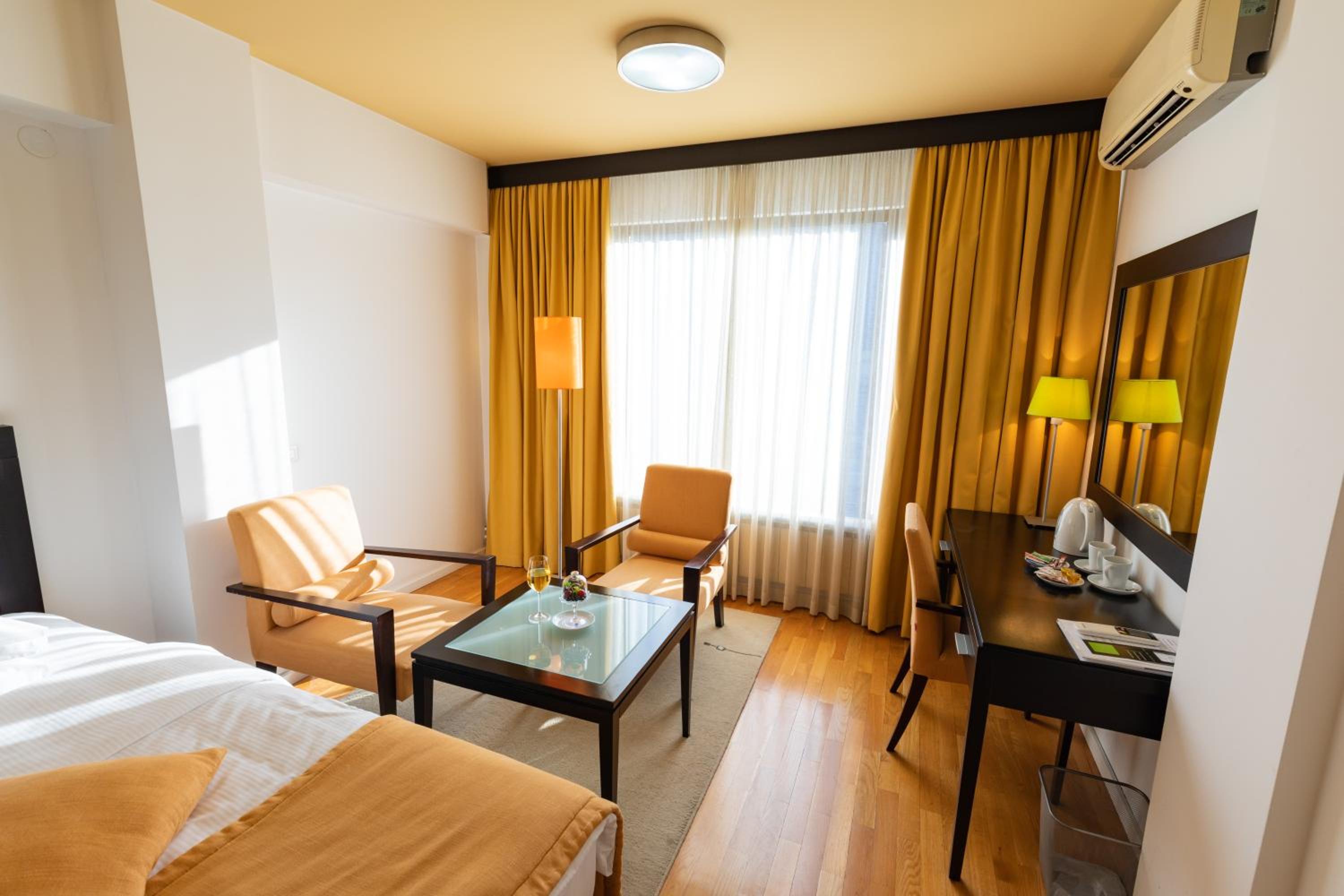 Premium Double Room - Photo 9