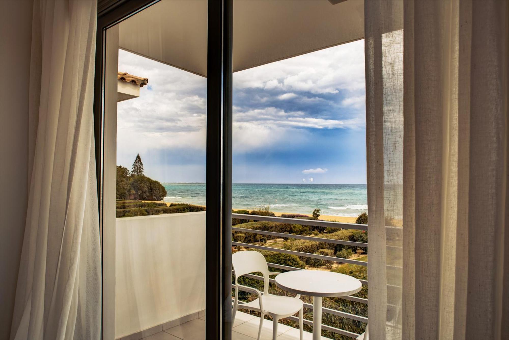 Three-Bedroom Villa with Side Sea View - Photo 14