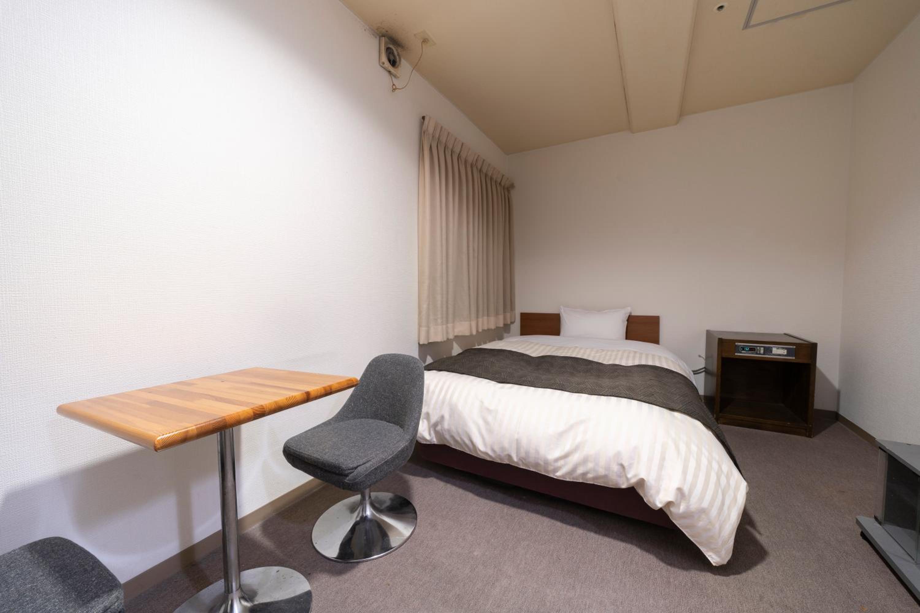 Standard Semi Double room with Semi Double Bed - Smoking photo 2