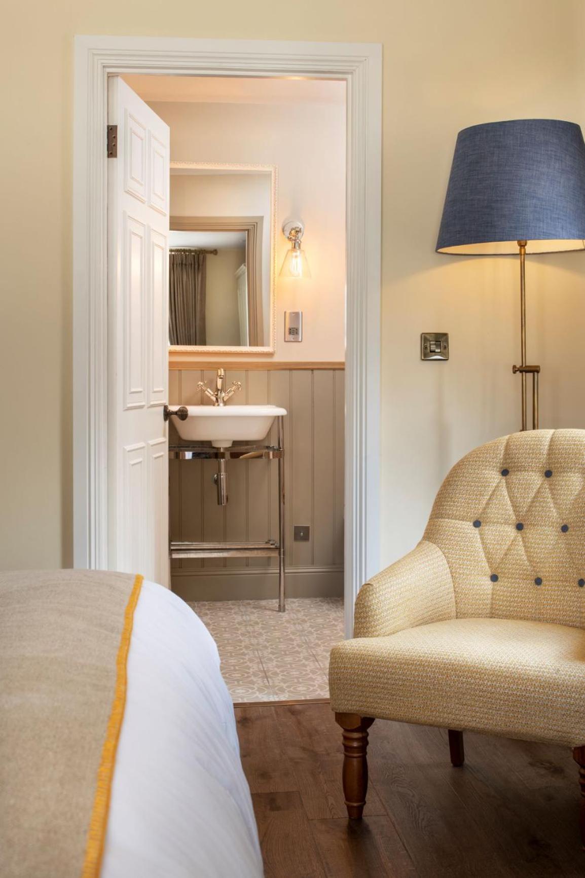 Delightful Room - Photo 10