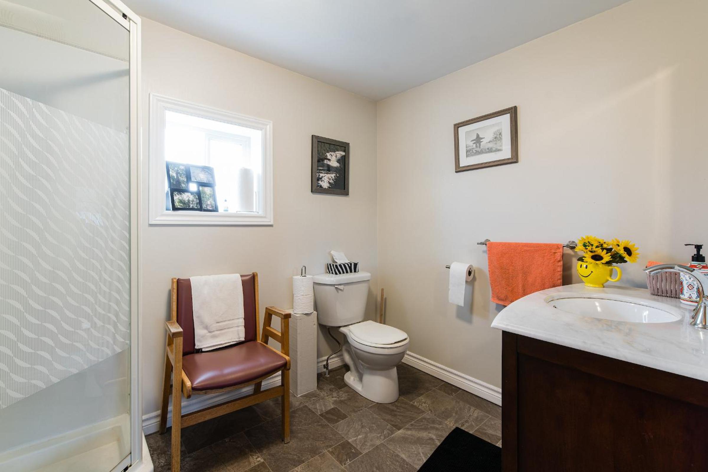 Family Room with Shared Bathroom photo 3