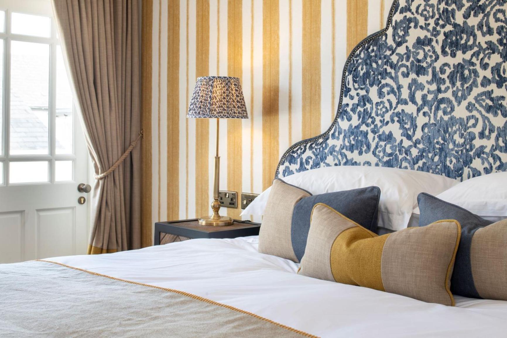 Delightful Room - Photo 13