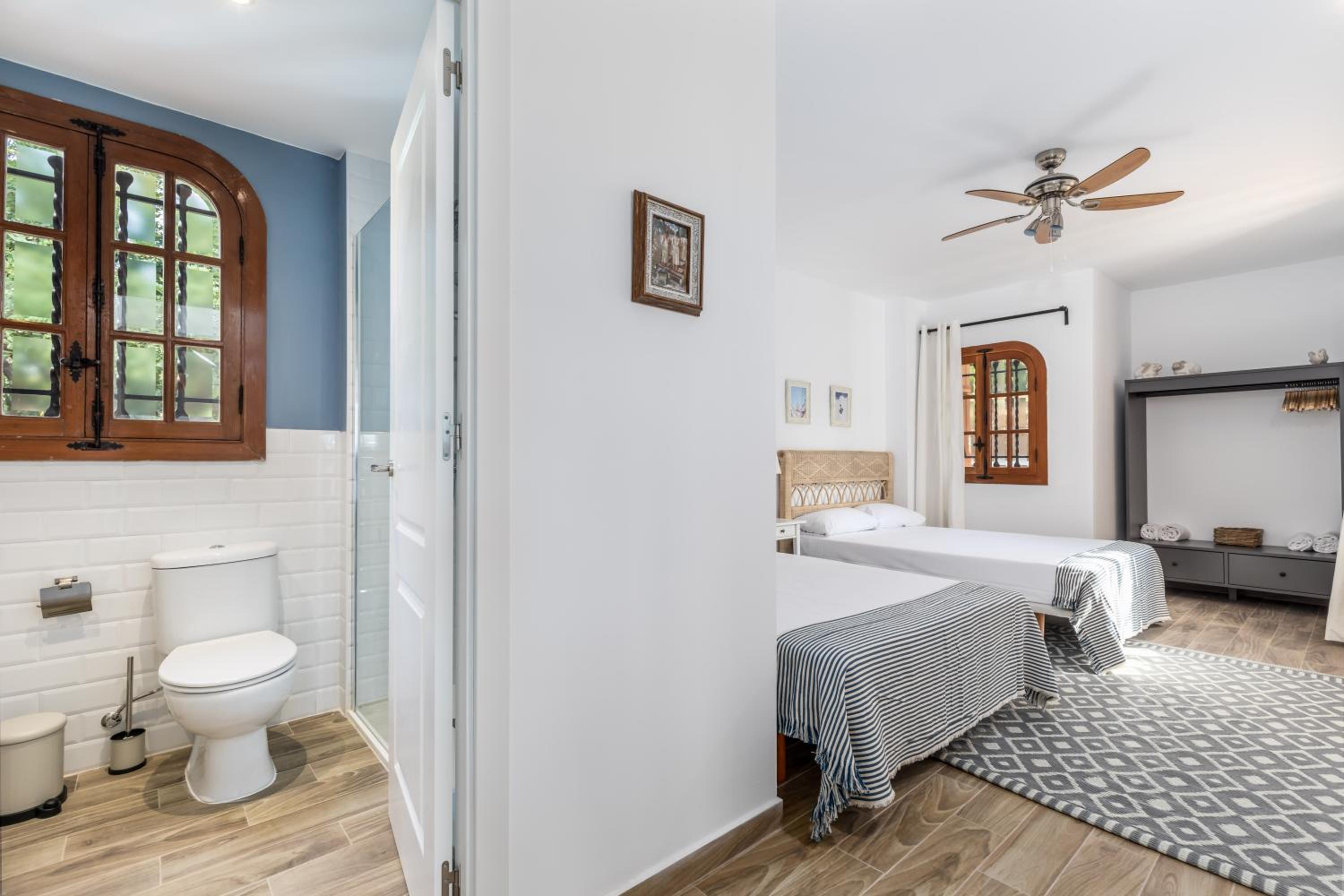 Seven-Bedroom House photo 2