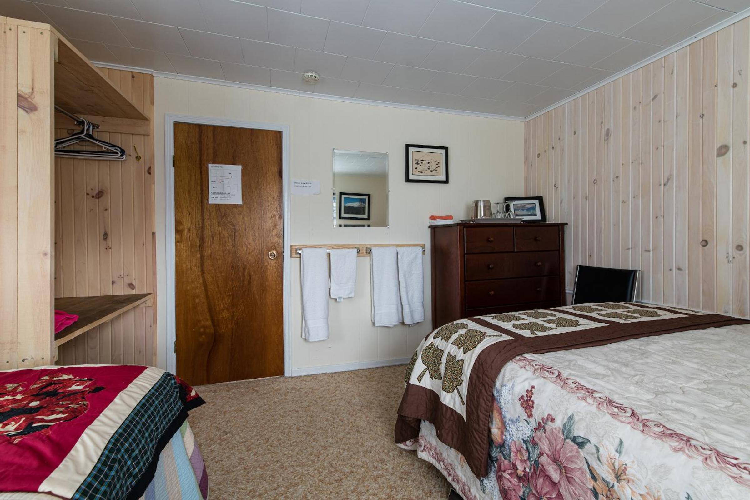 Family Room with Shared Bathroom photo 2