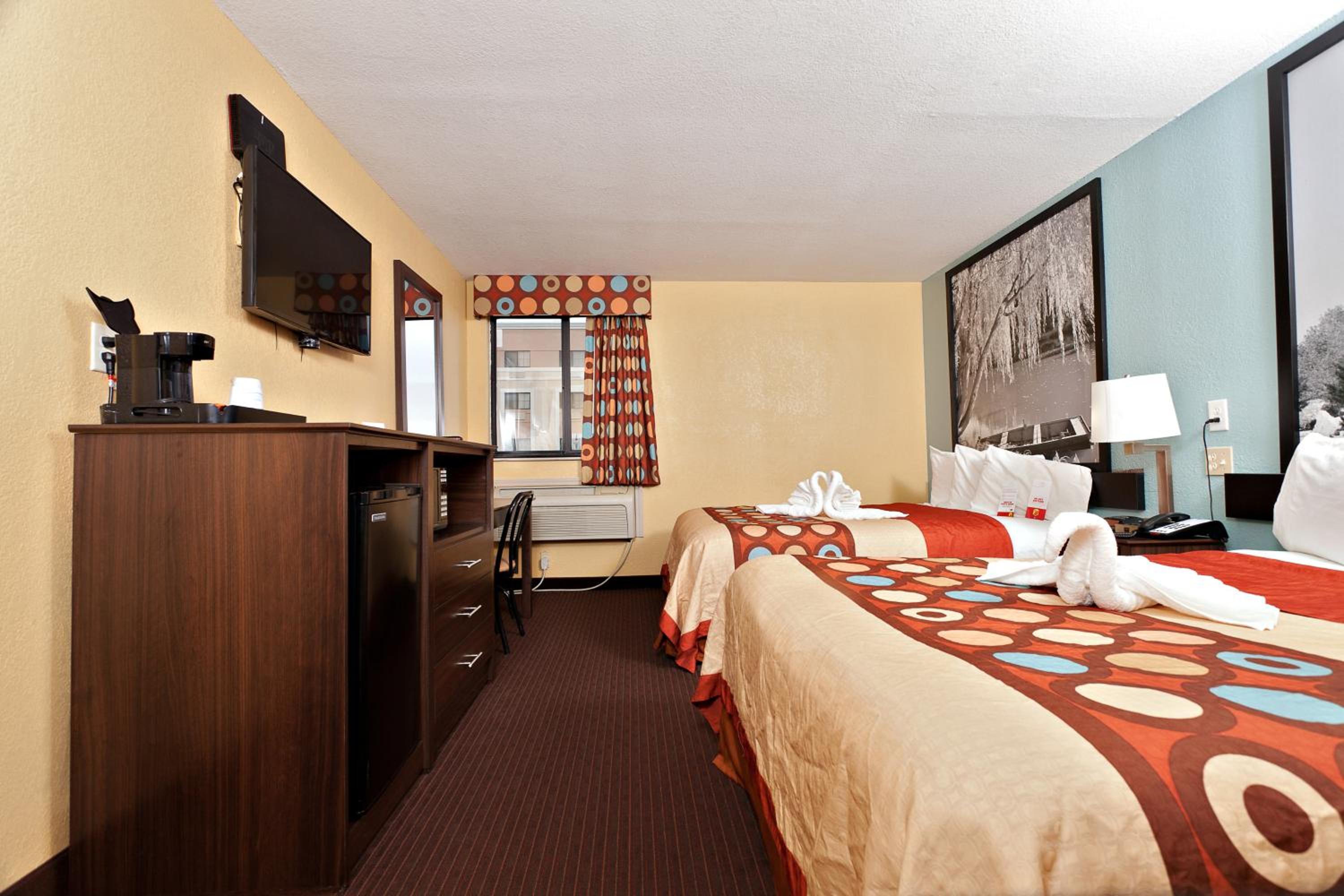 Queen Pet-Friendly Room with Two Queen Beds - Second Floor - Non-Smoking - Photo 12