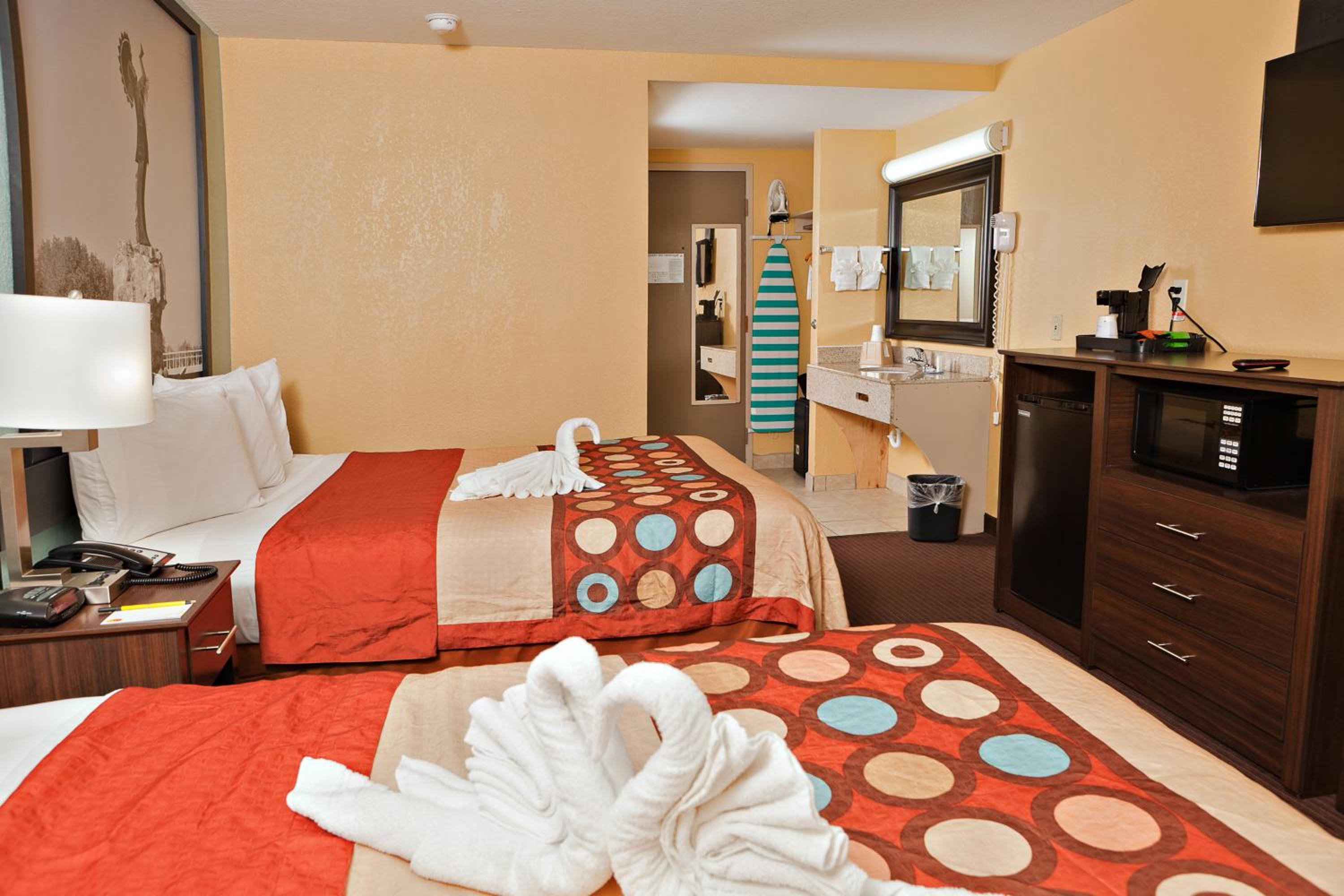 Queen Pet-Friendly Room with Two Queen Beds - Second Floor - Non-Smoking - Photo 11