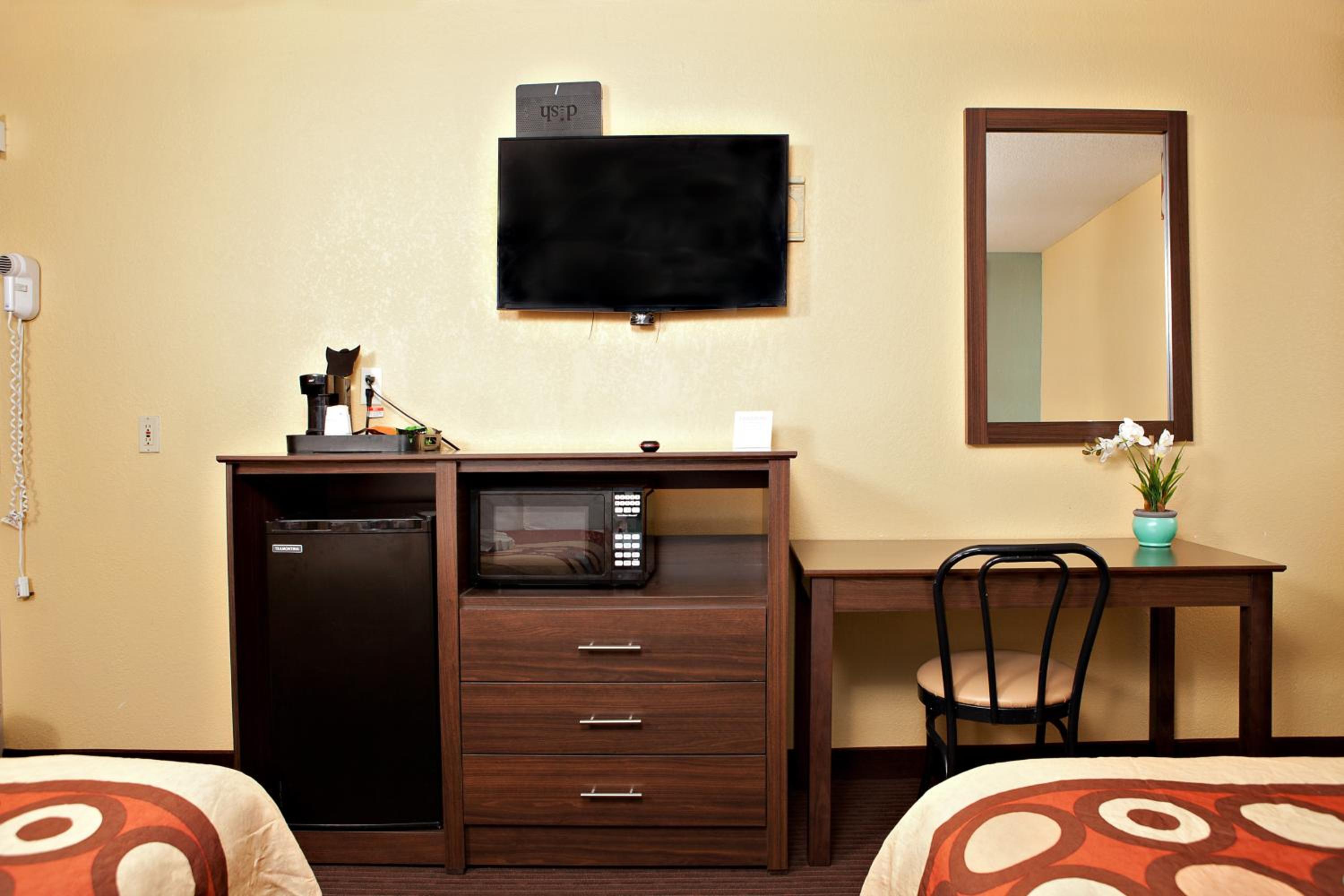 Queen Pet-Friendly Room with Two Queen Beds - Second Floor - Non-Smoking - Photo 10