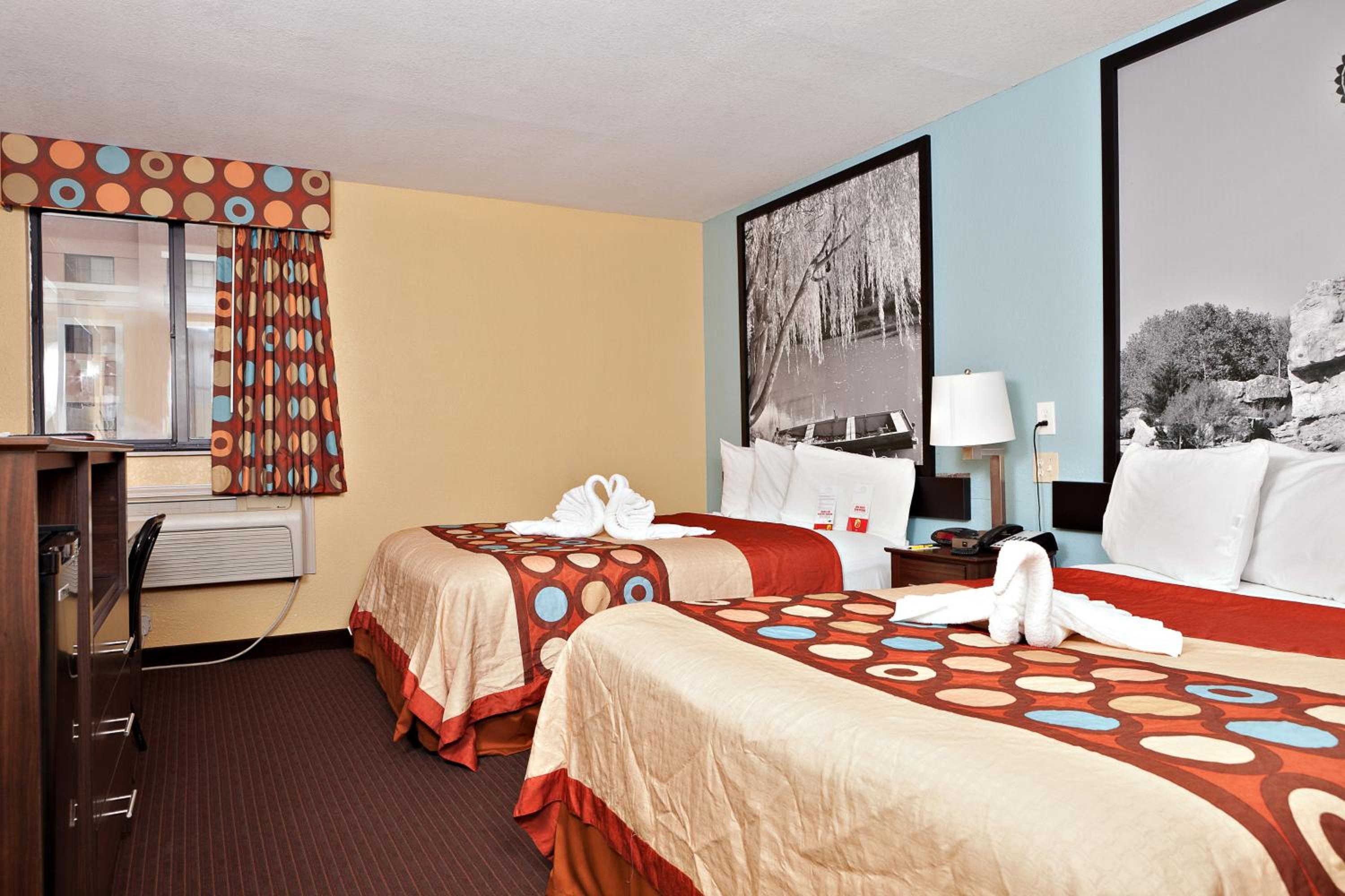 Queen Pet-Friendly Room with Two Queen Beds - Second Floor - Non-Smoking - Photo 9