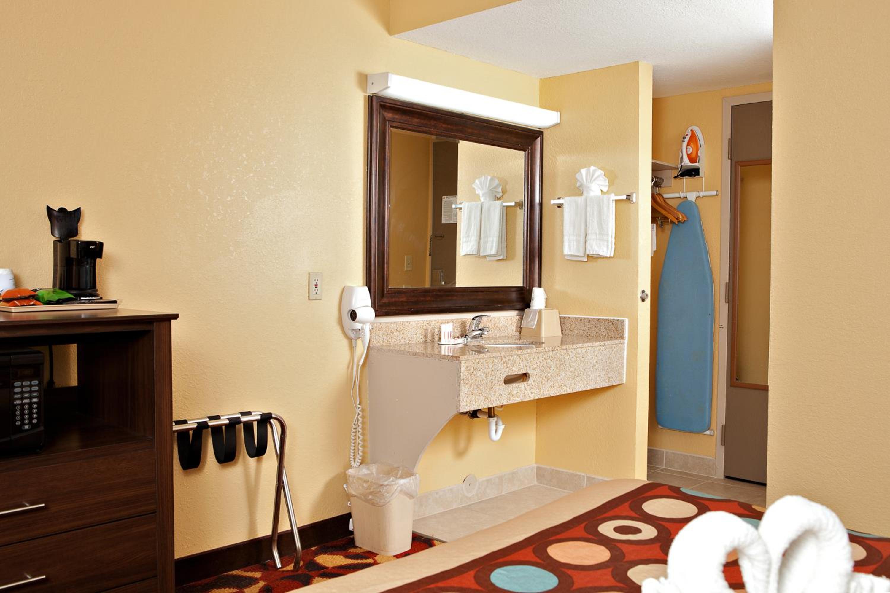 King Pet-Friendly Room with One King Bed - Second Floor - Non-Smoking - Photo 5