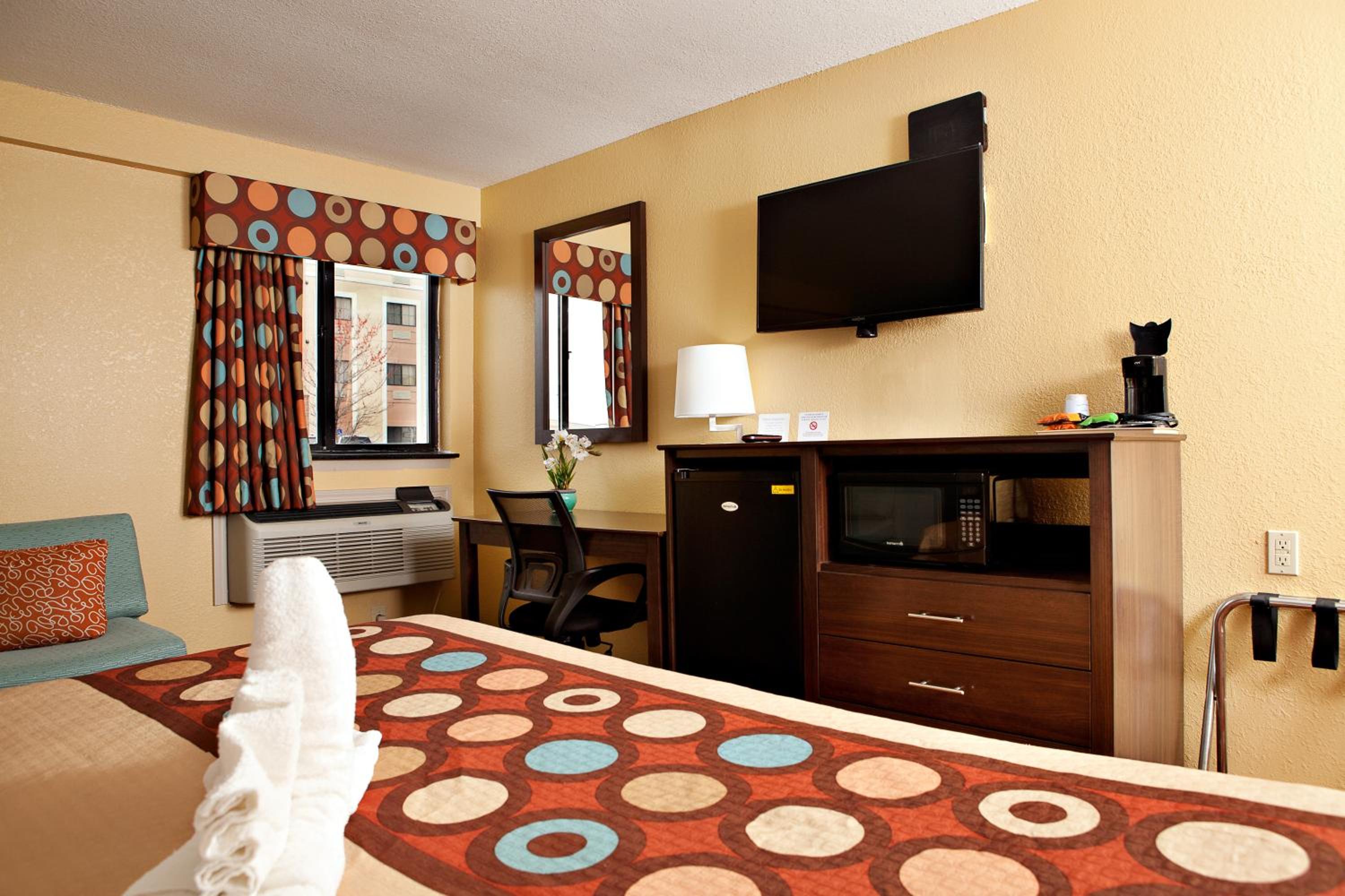 King Pet-Friendly Room with One King Bed - Second Floor - Non-Smoking - Photo 7