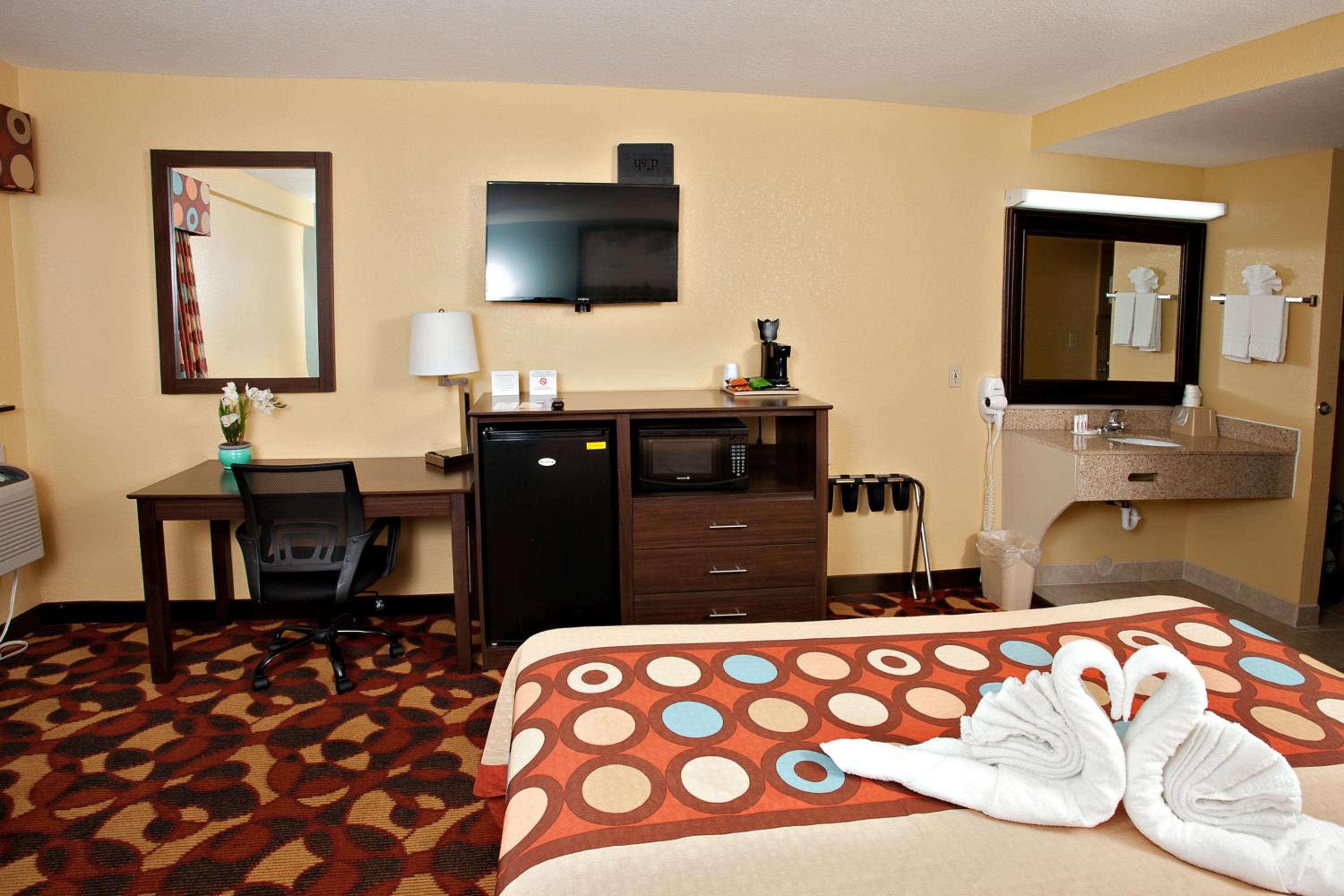 King Pet-Friendly Room with One King Bed - Second Floor - Non-Smoking - Photo 3