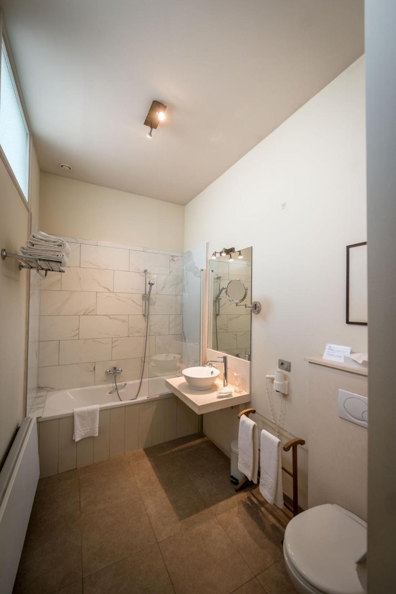 Deluxe Double Room - Photo 9
