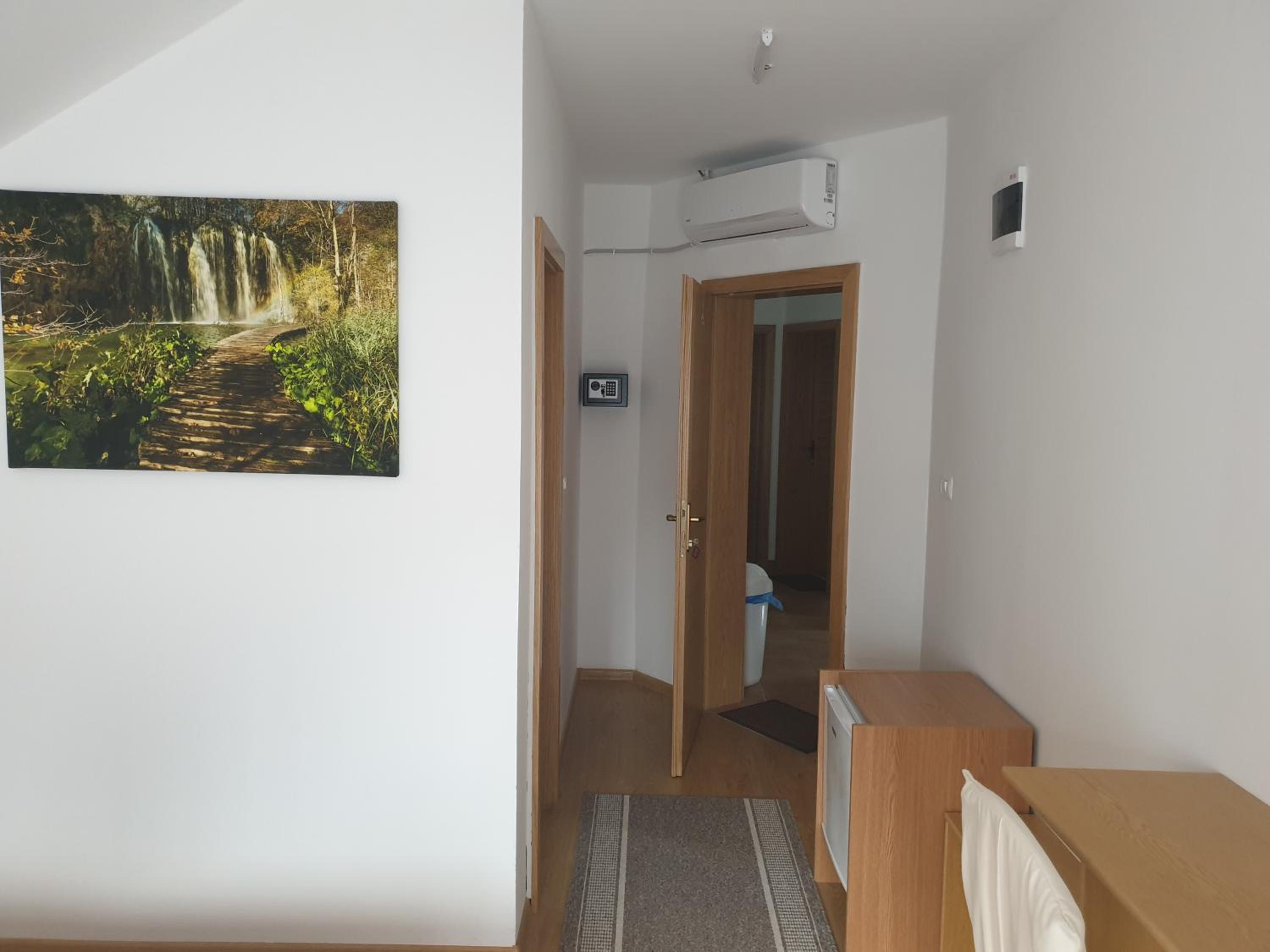 Deluxe King Room - Photo 4