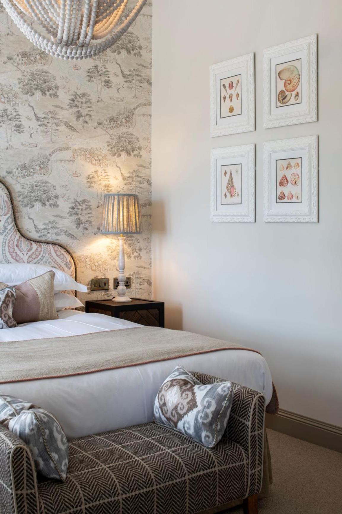 Delightful Room - Photo 25
