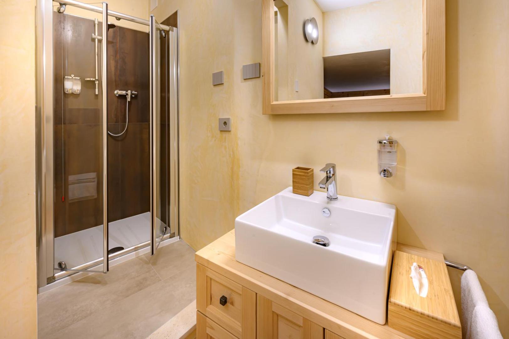 Comfort Triple Room with Shower photo 3