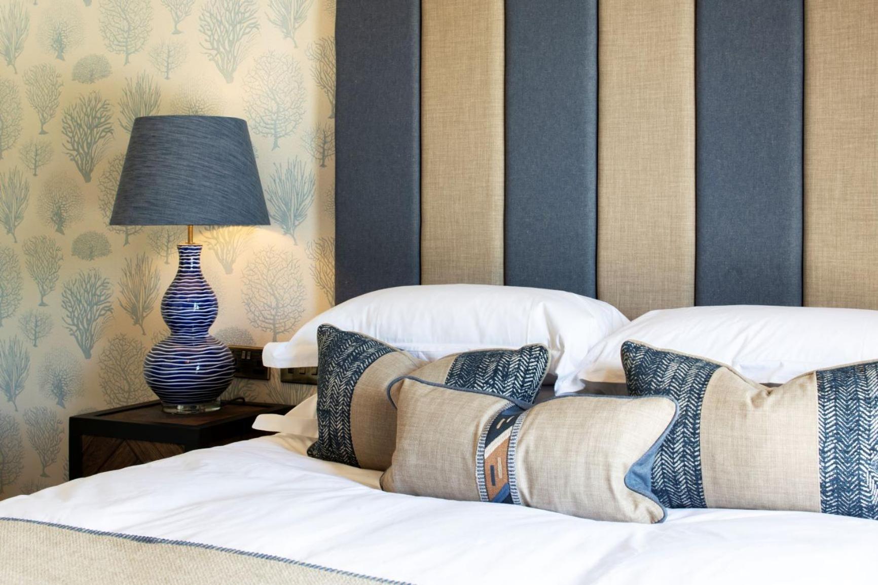 Delightful Room - Photo 9