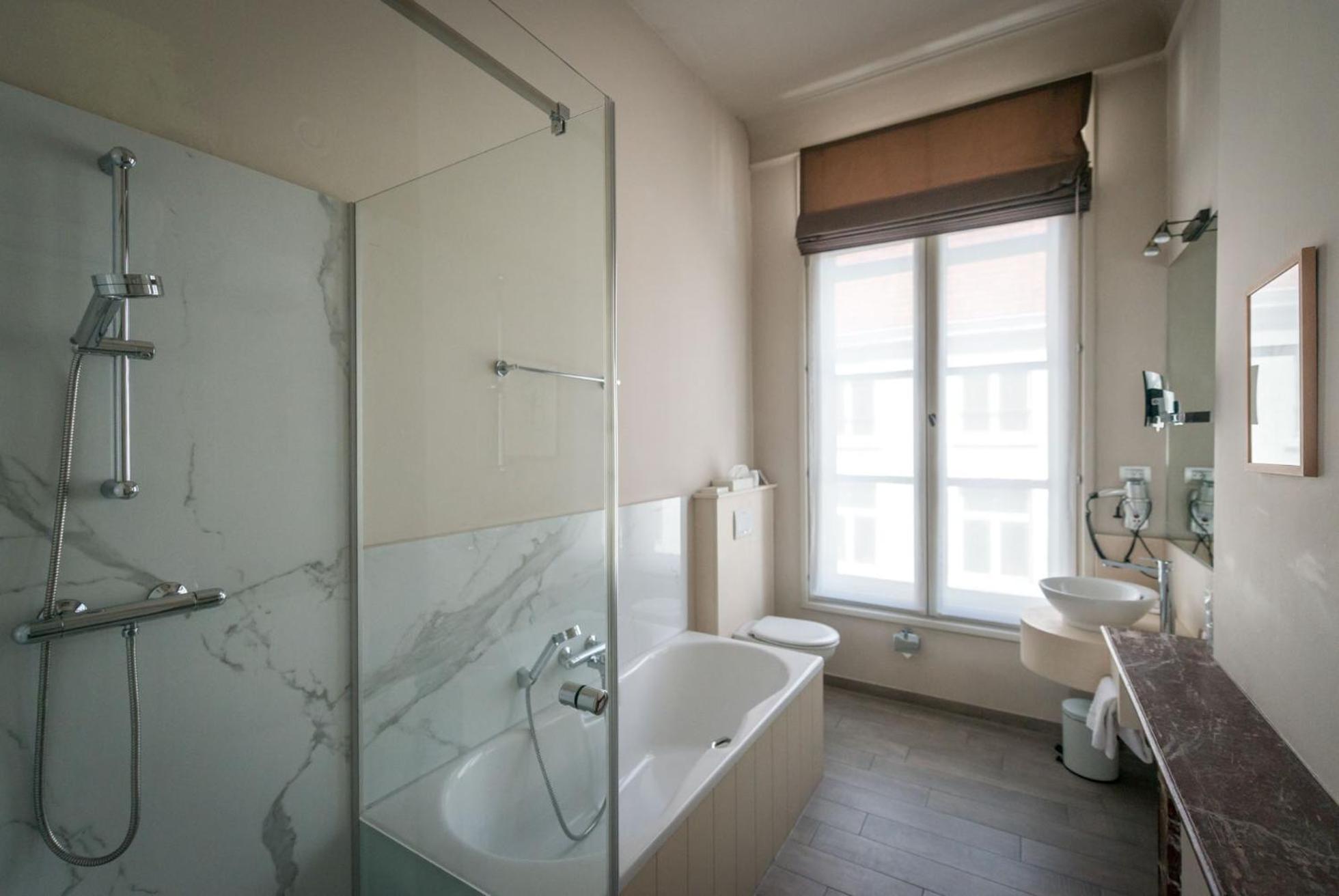 Deluxe Double Room - Photo 11
