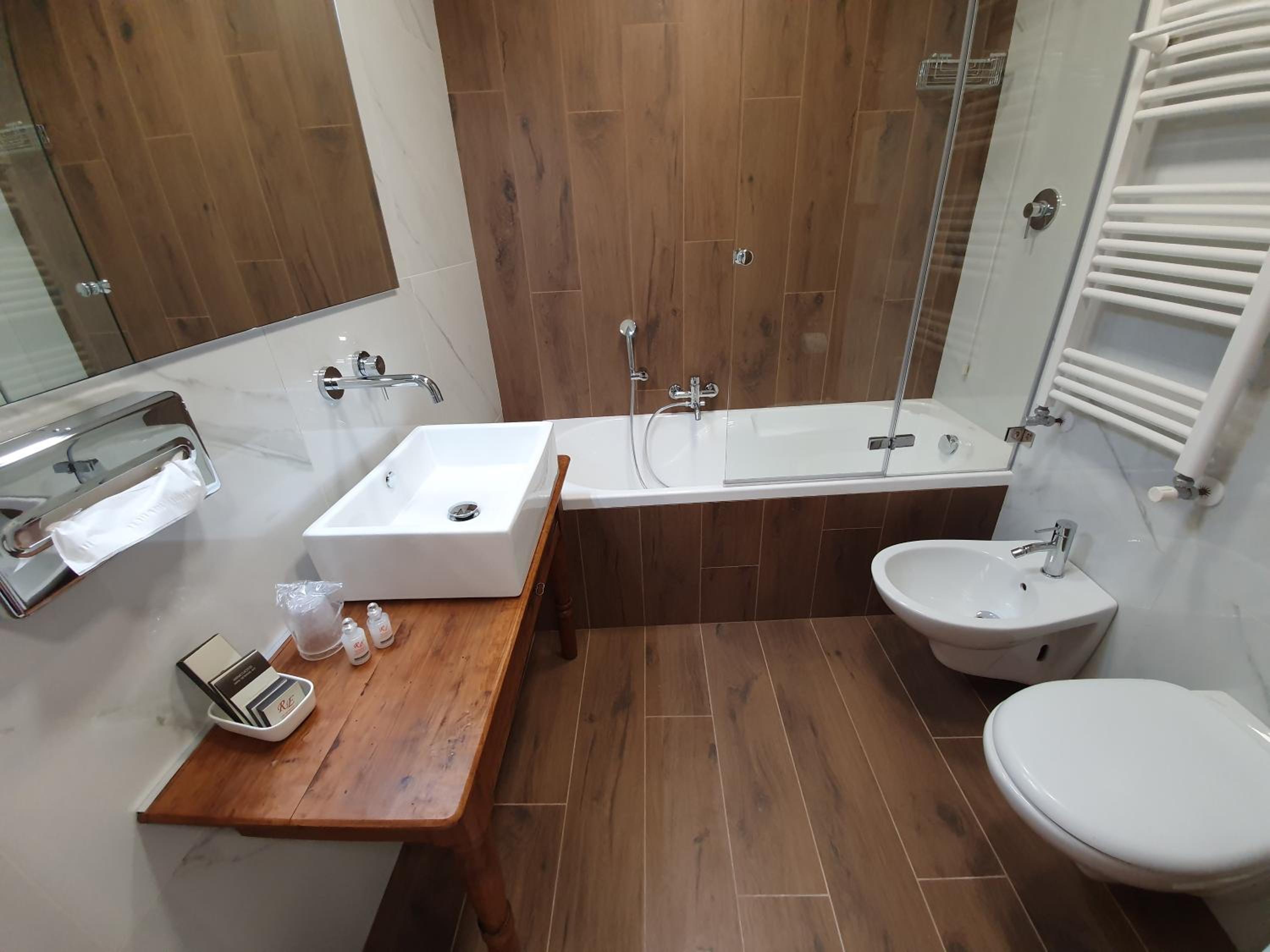 Standard Double Room - Photo 8