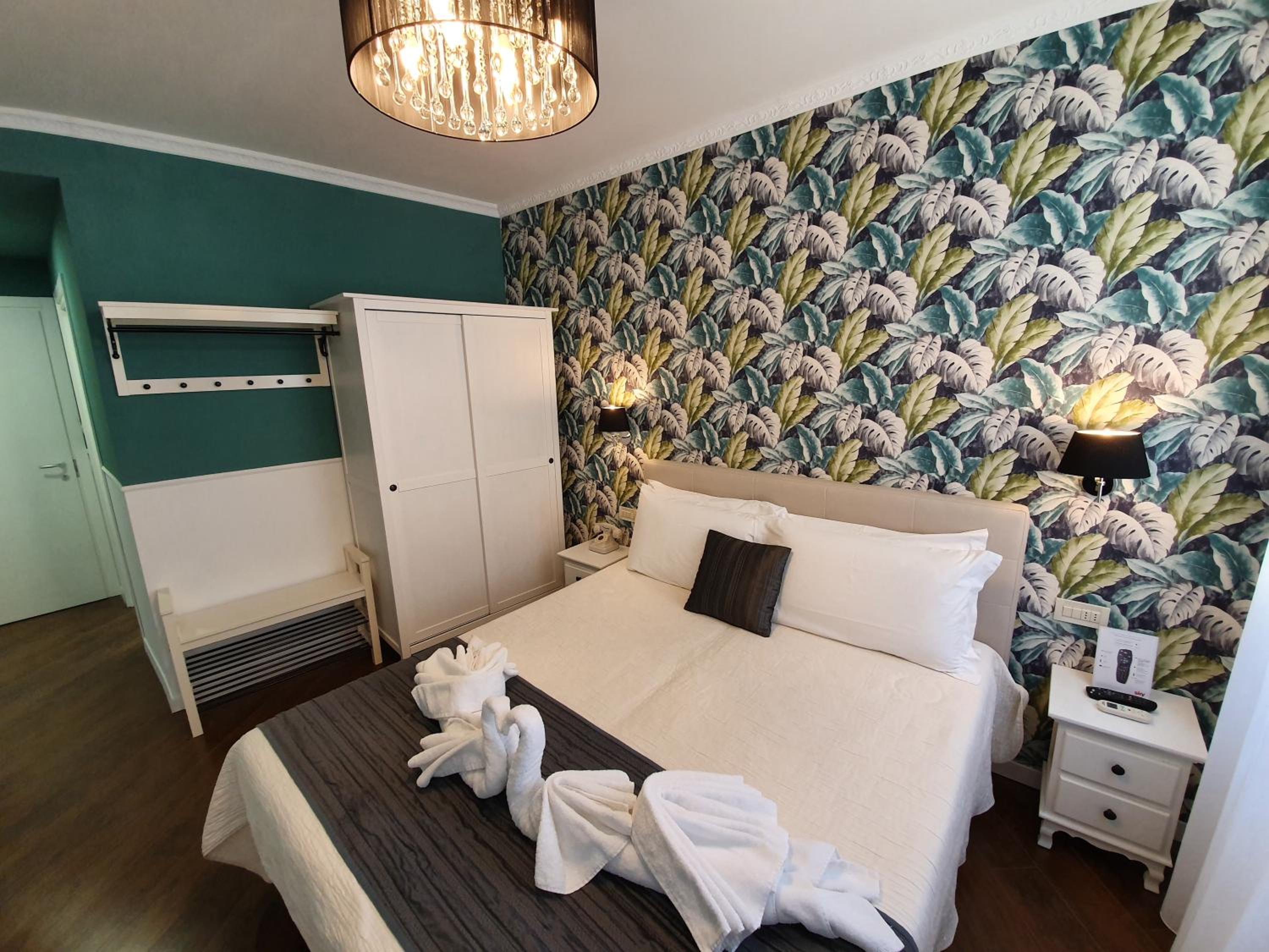 Standard Double Room - Photo 11