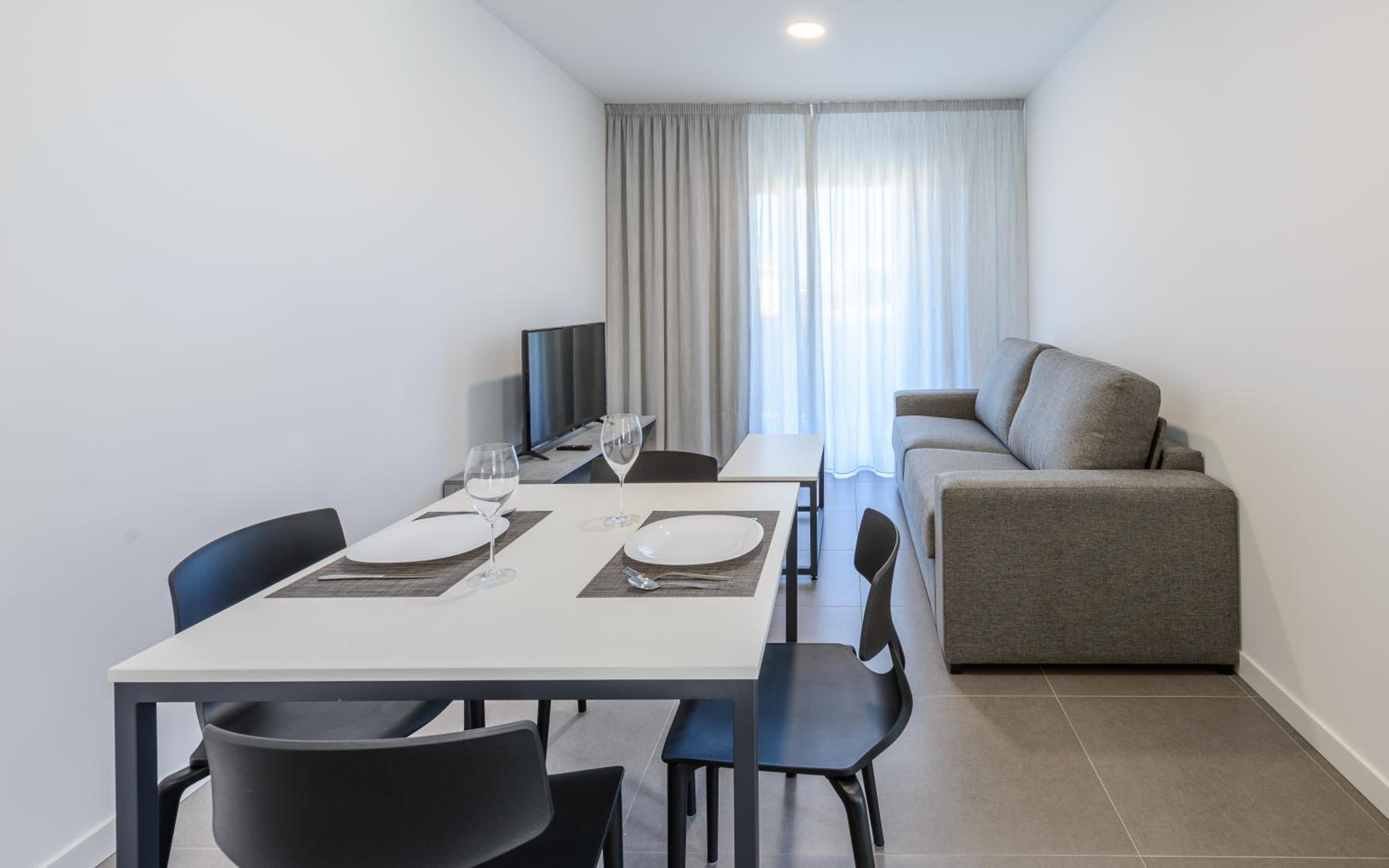 One-Bedroom Apartment with Sea View - Photo 2