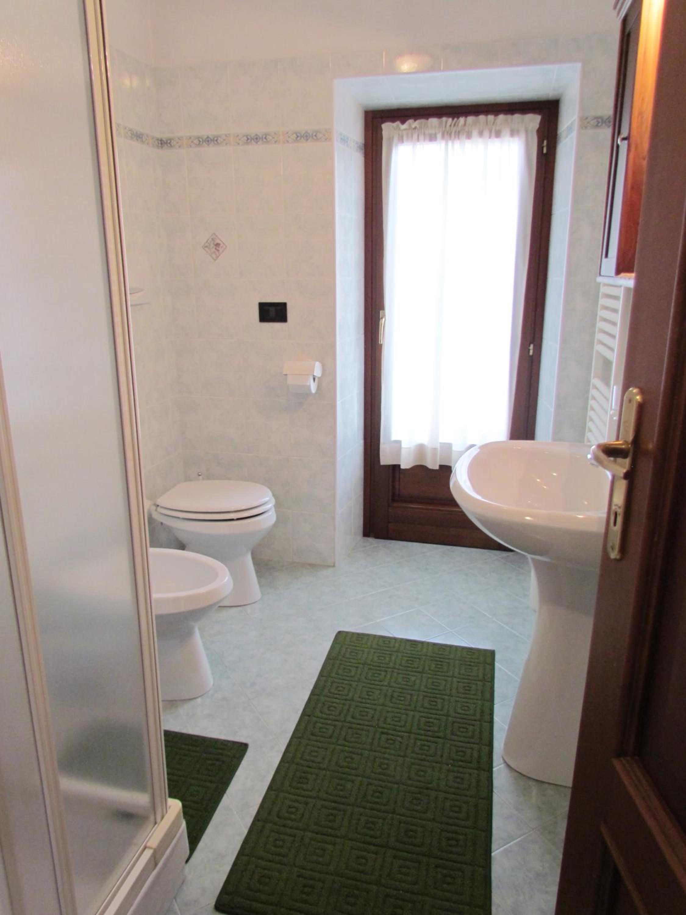 Apartment with Balcony - Photo 5