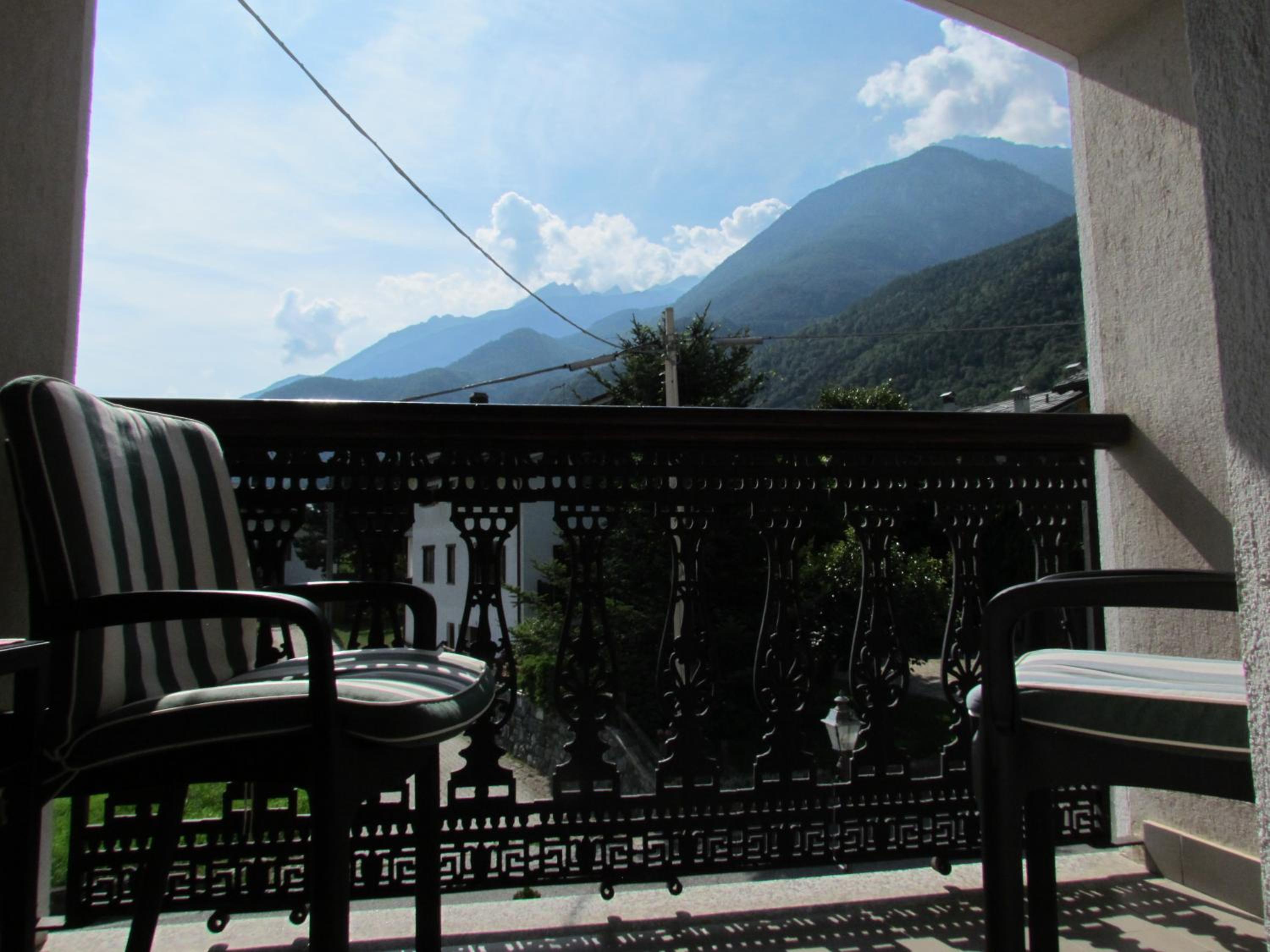 Apartment with Balcony - Photo 3