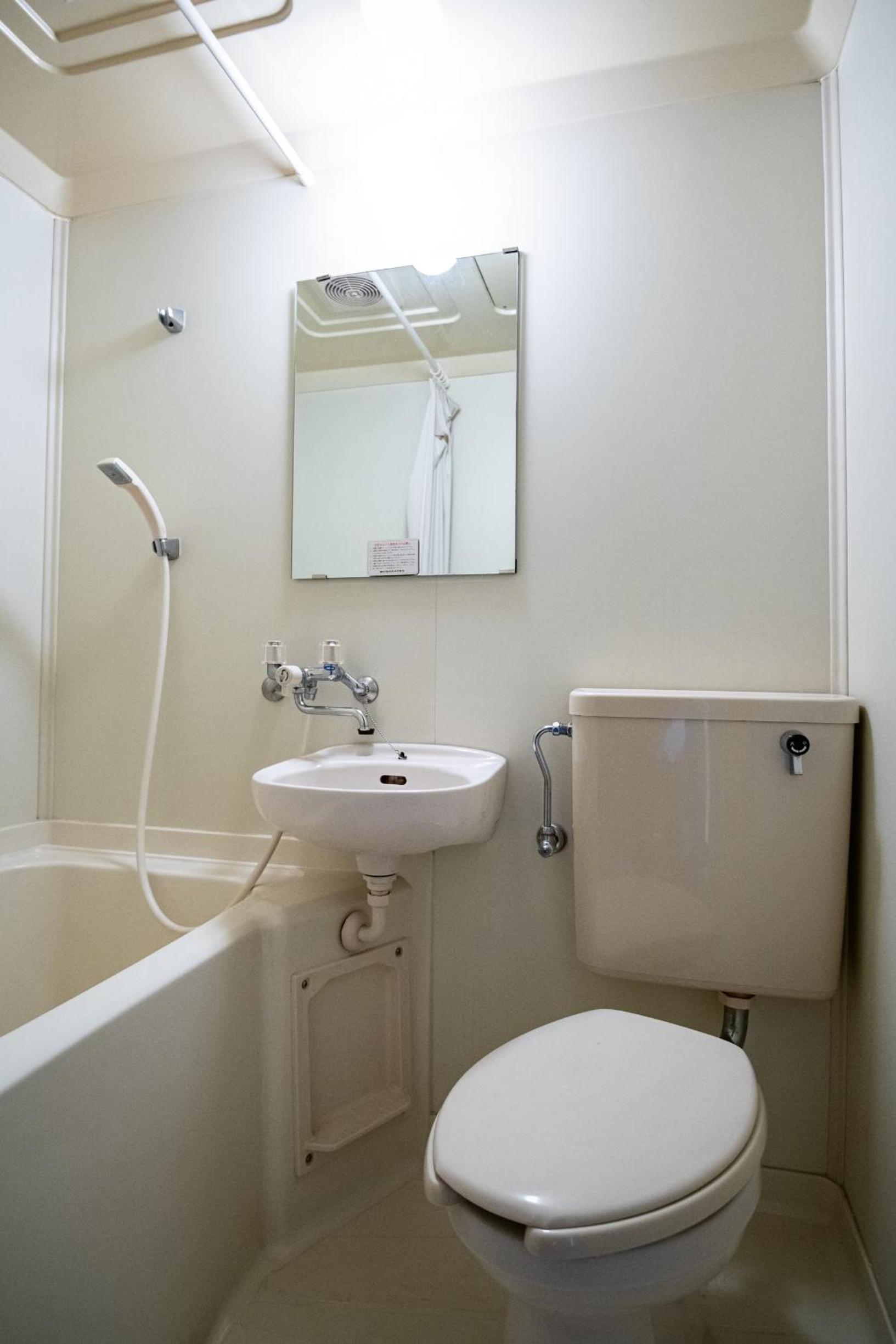 Twin Room with Private Bathroom photo 2