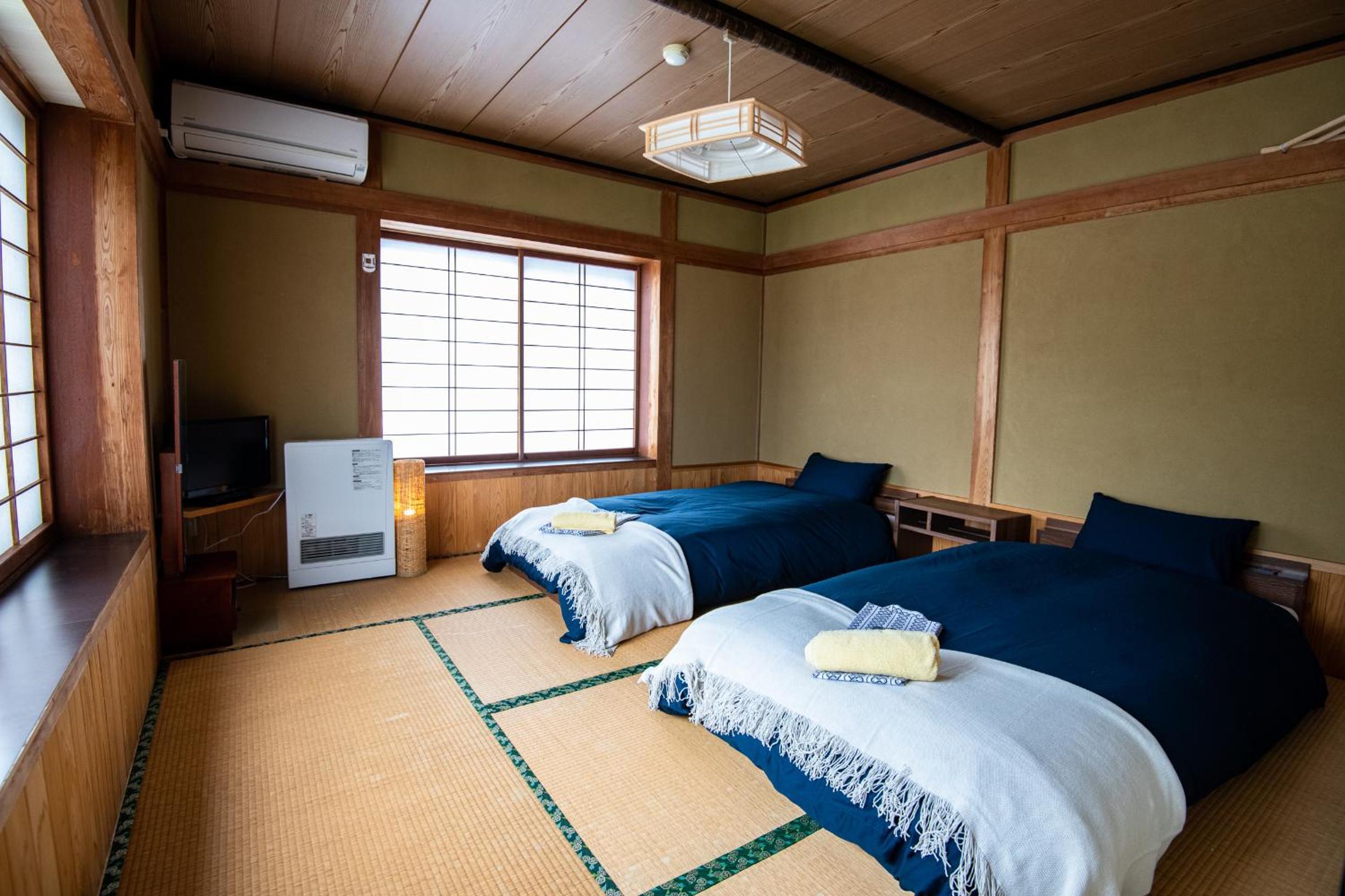 Twin Room with Shared Bathroom photo 1