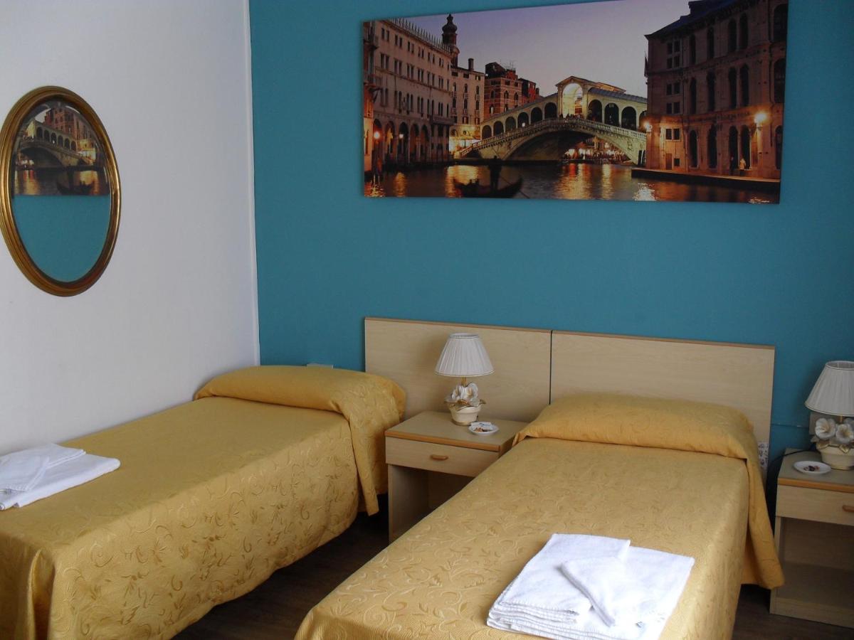 Double or Twin Room with Balcony and Sea View - Photo 5