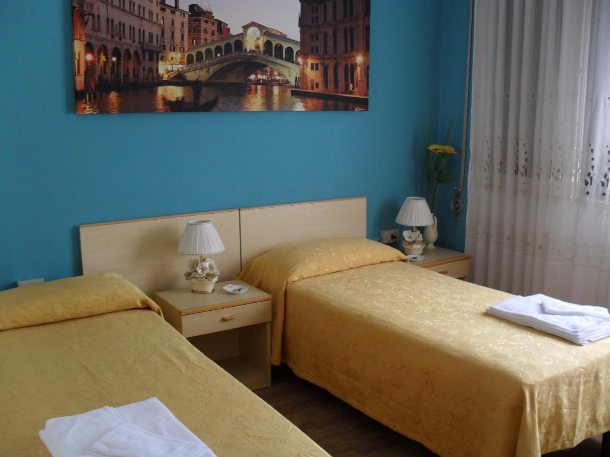 Double or Twin Room with Balcony and Sea View - Photo 4