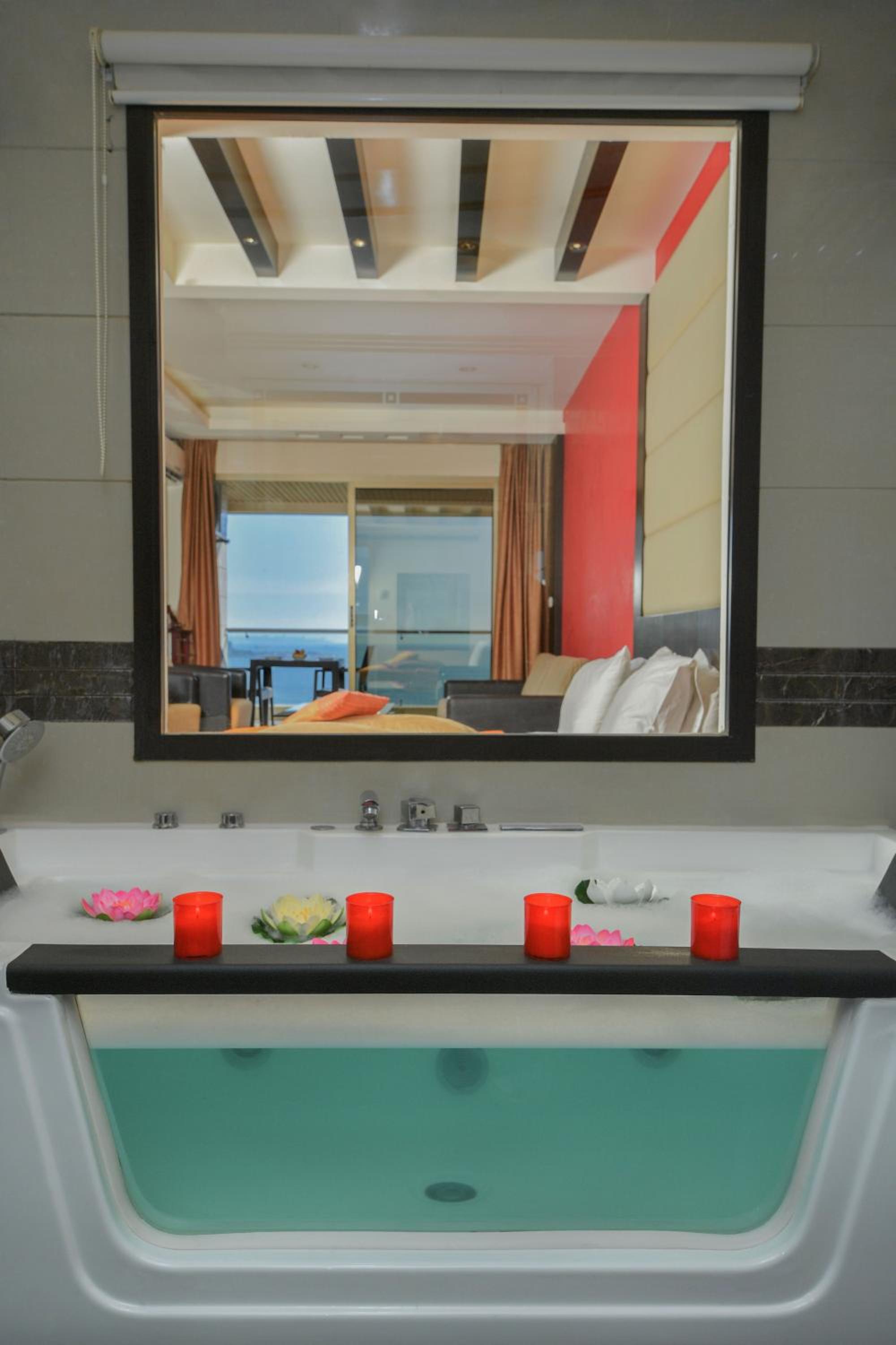 Junior Suite with Sea View-Top Floor - Photo 1