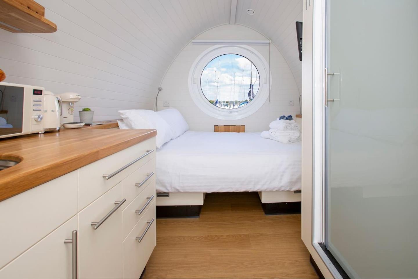 Deluxe Double Room with Sea View - Photo 9
