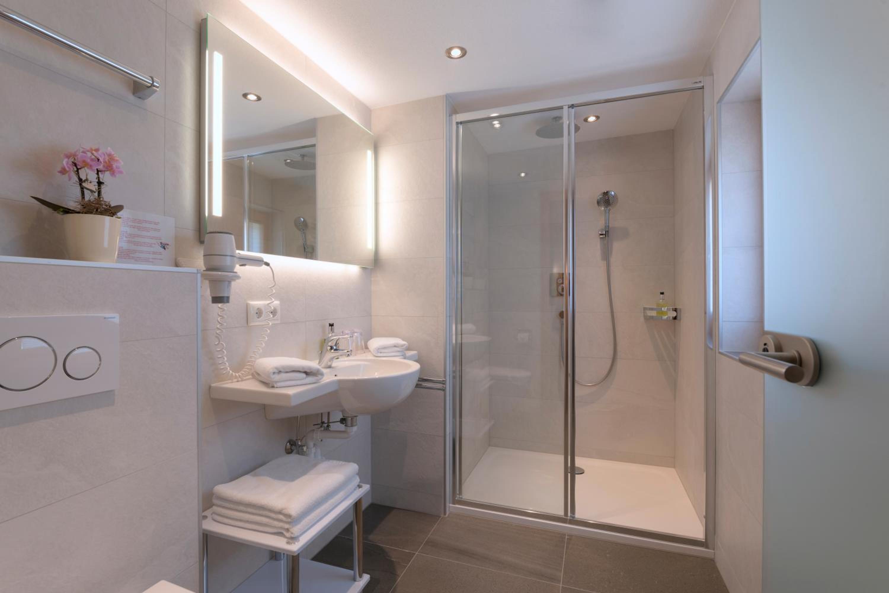 Double or Twin Room - Photo 3