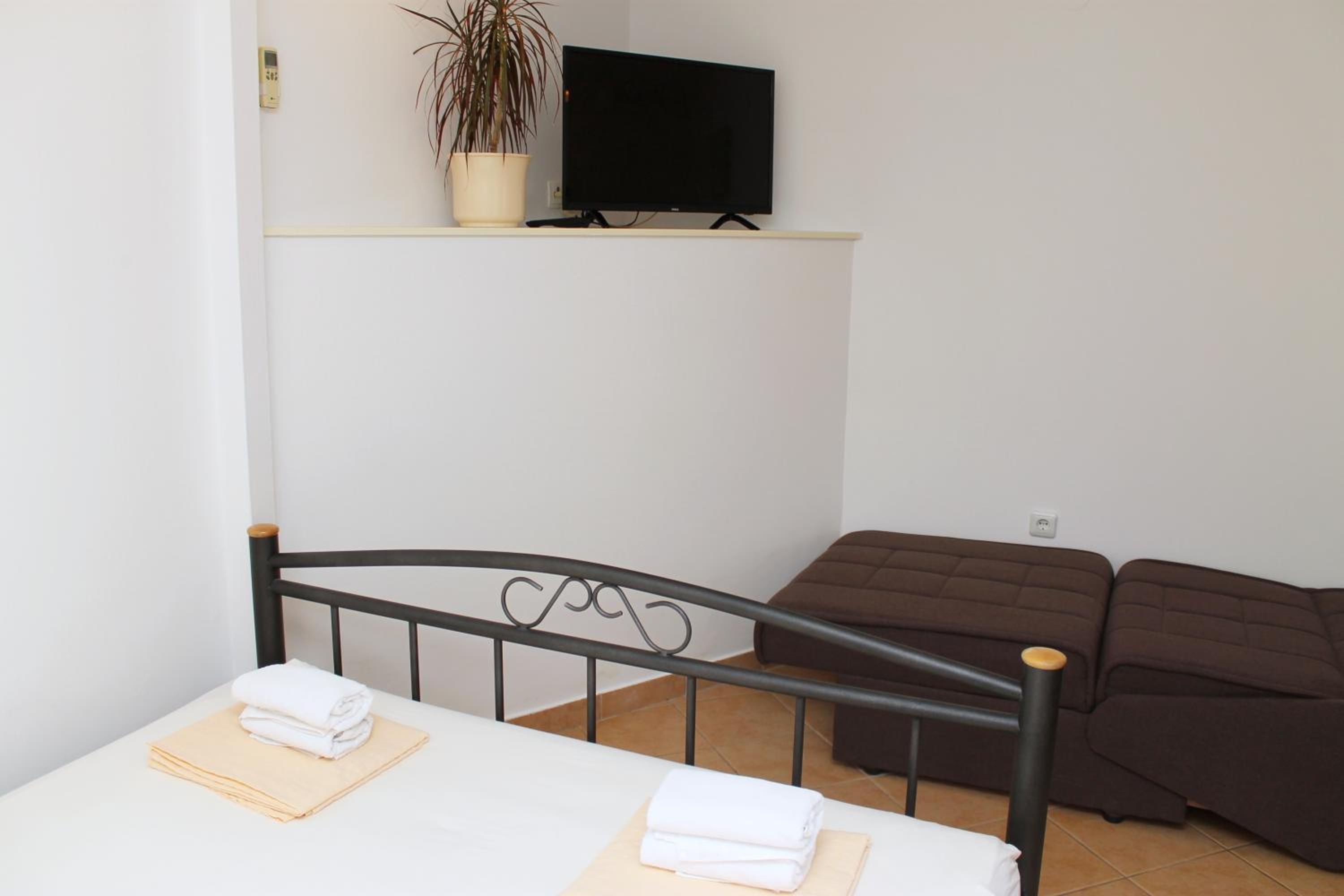 Studio (3 Adults)