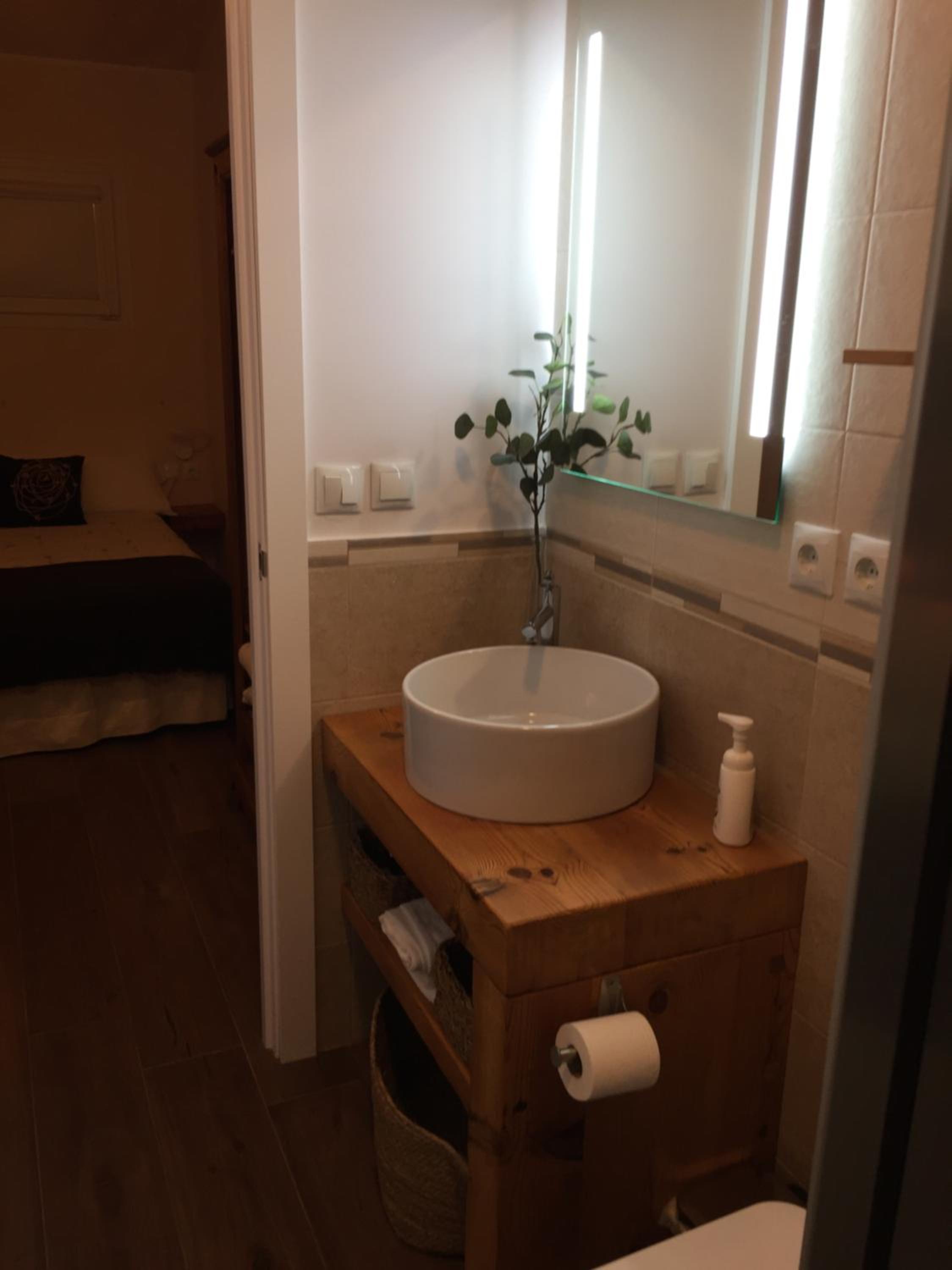 One-Bedroom Bungalow - Photo 3