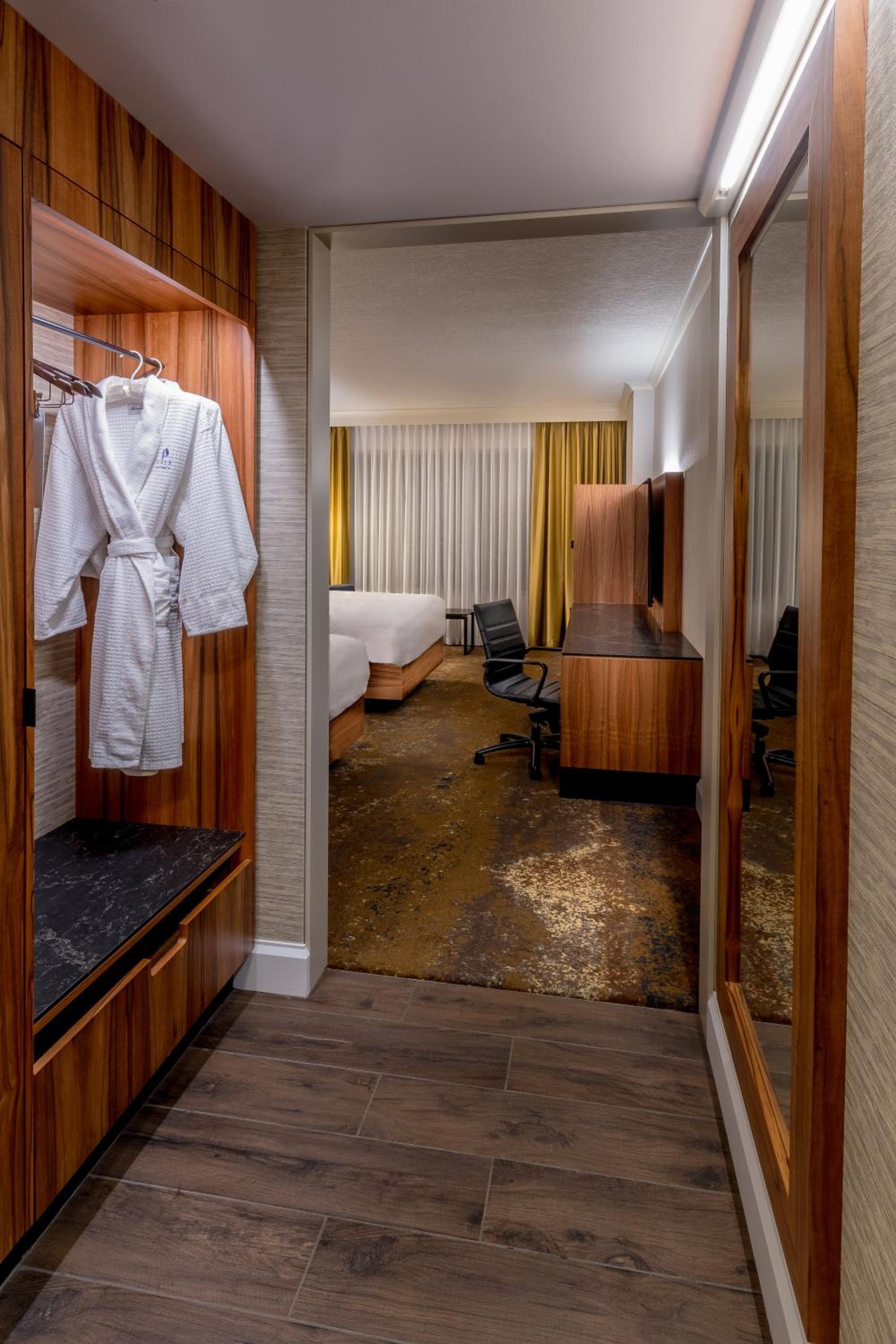 Queen Room with Two Queen Beds - Club Access - Photo 2
