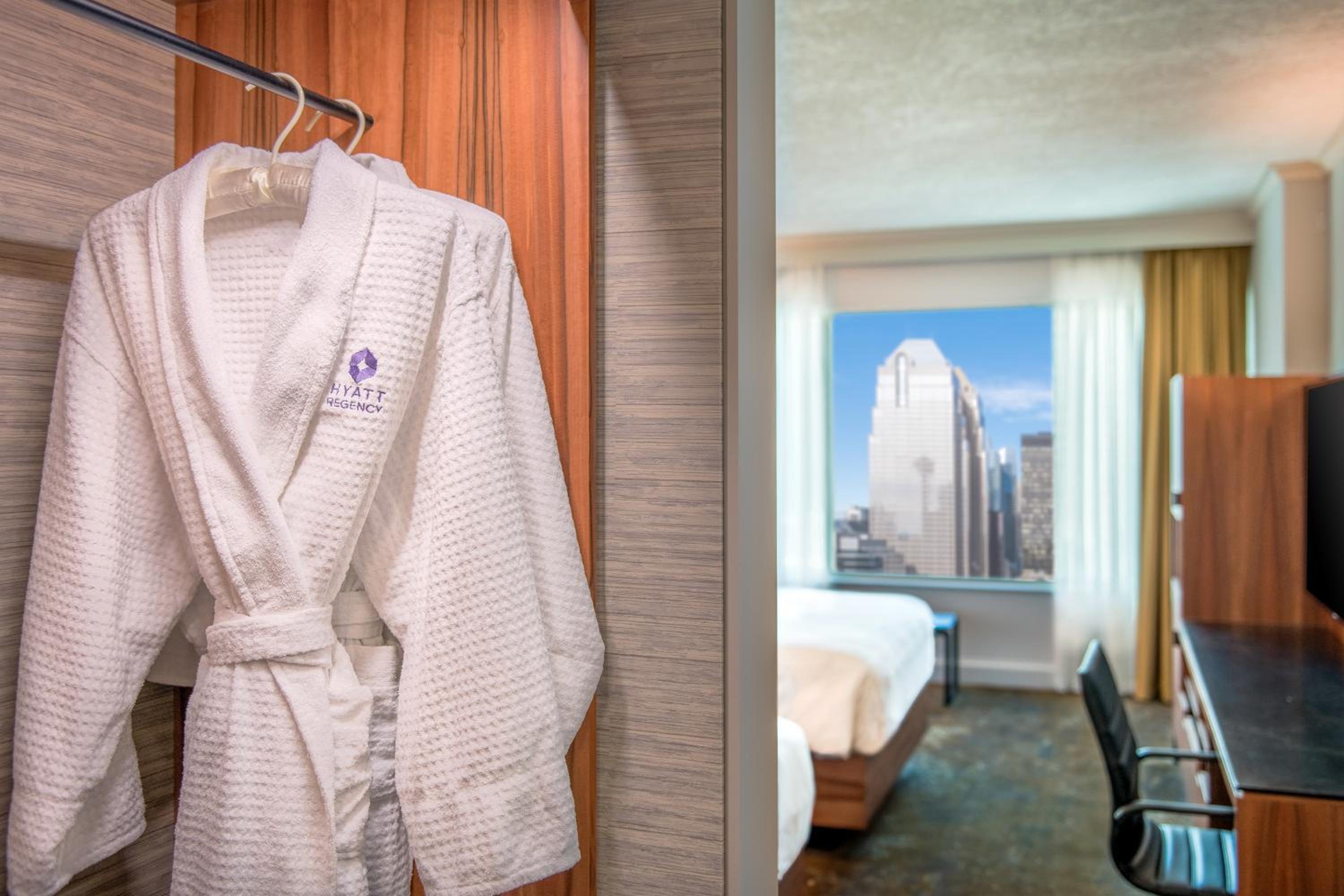 Queen Room with Two Queen Beds - Club Access - Photo 17