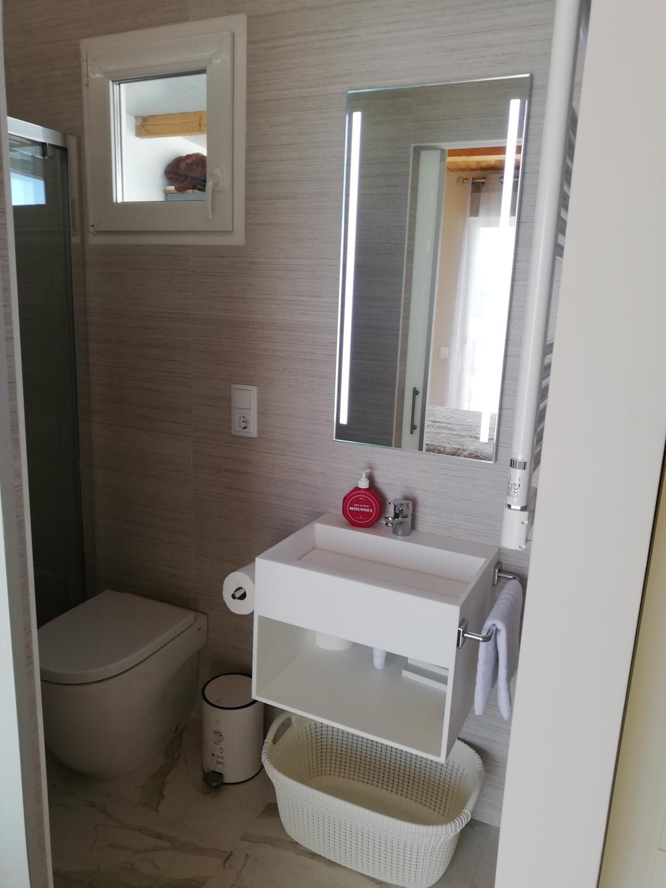 Deluxe Room - Photo 17