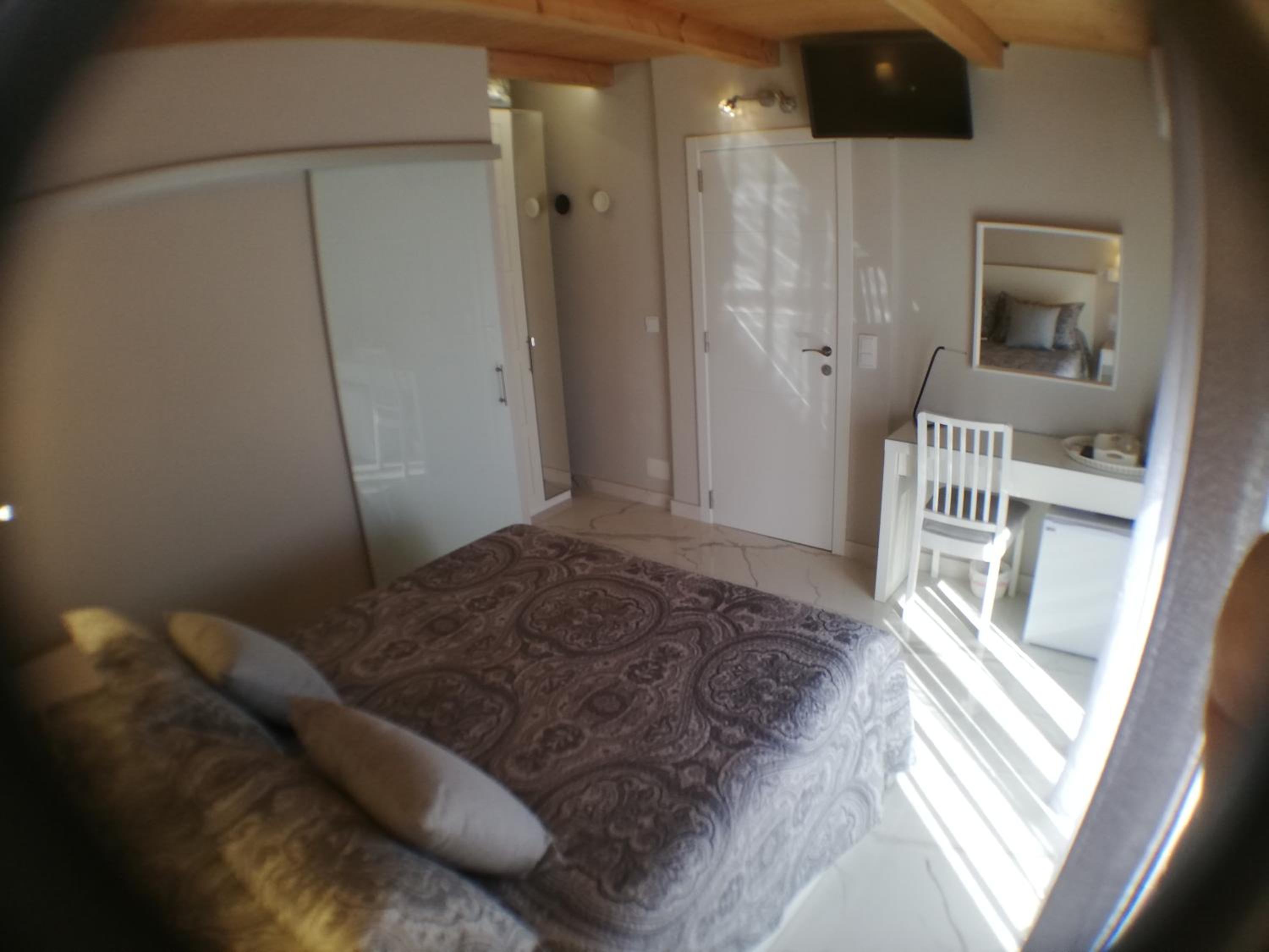 Deluxe Room - Photo 15