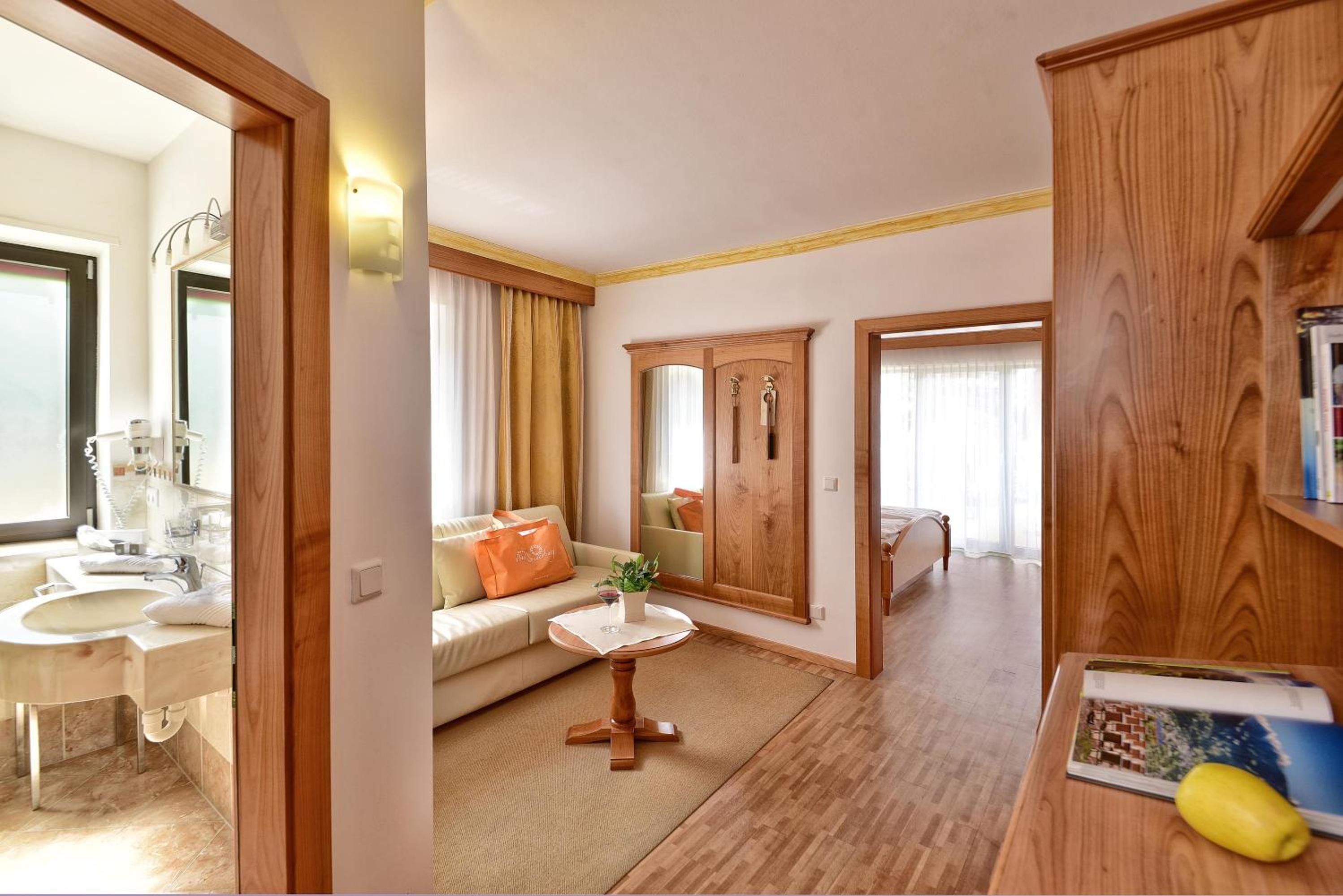 Junior Suite with Balcony - Photo 6