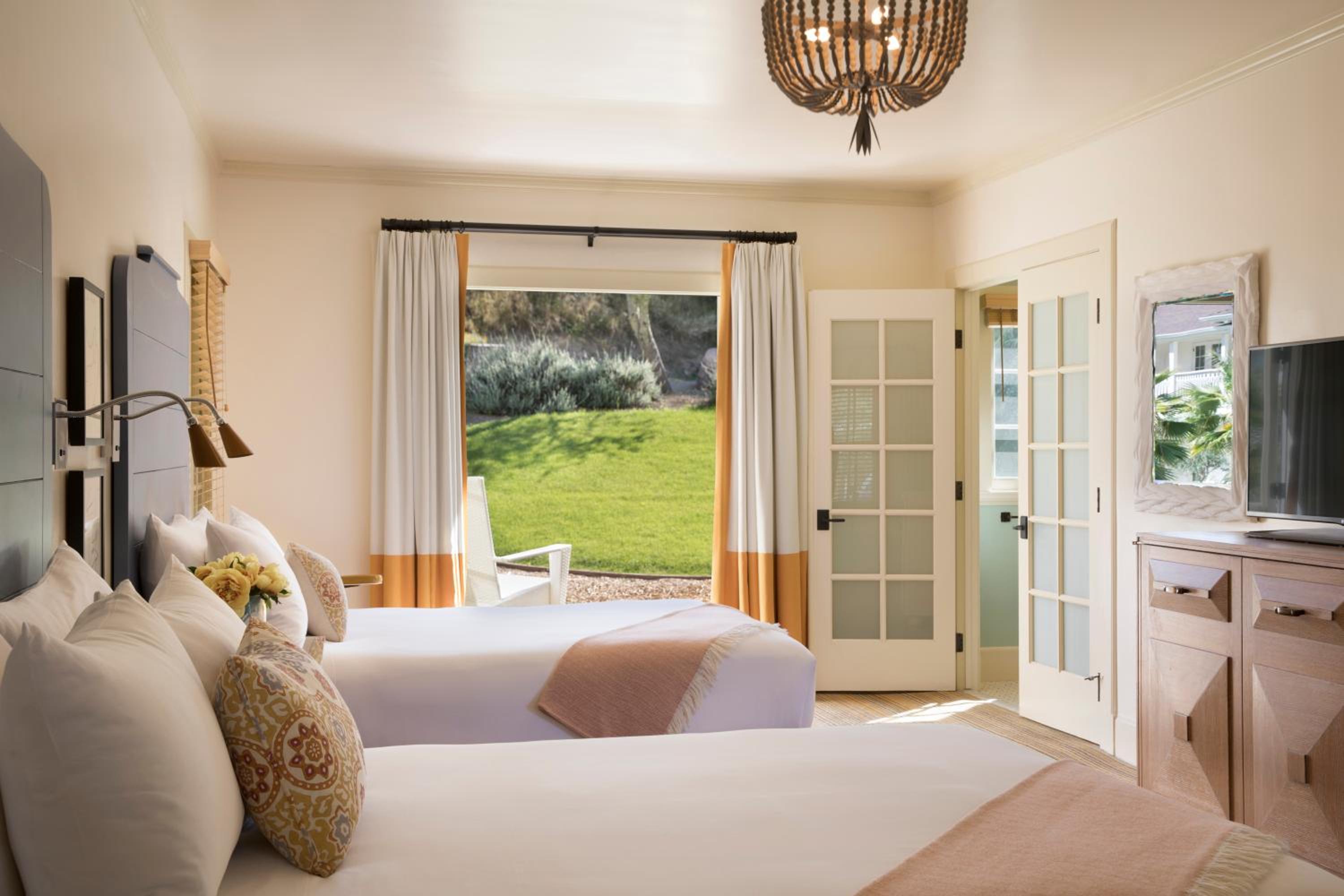 Queen Room with Two Queen Beds - Hill View photo 1