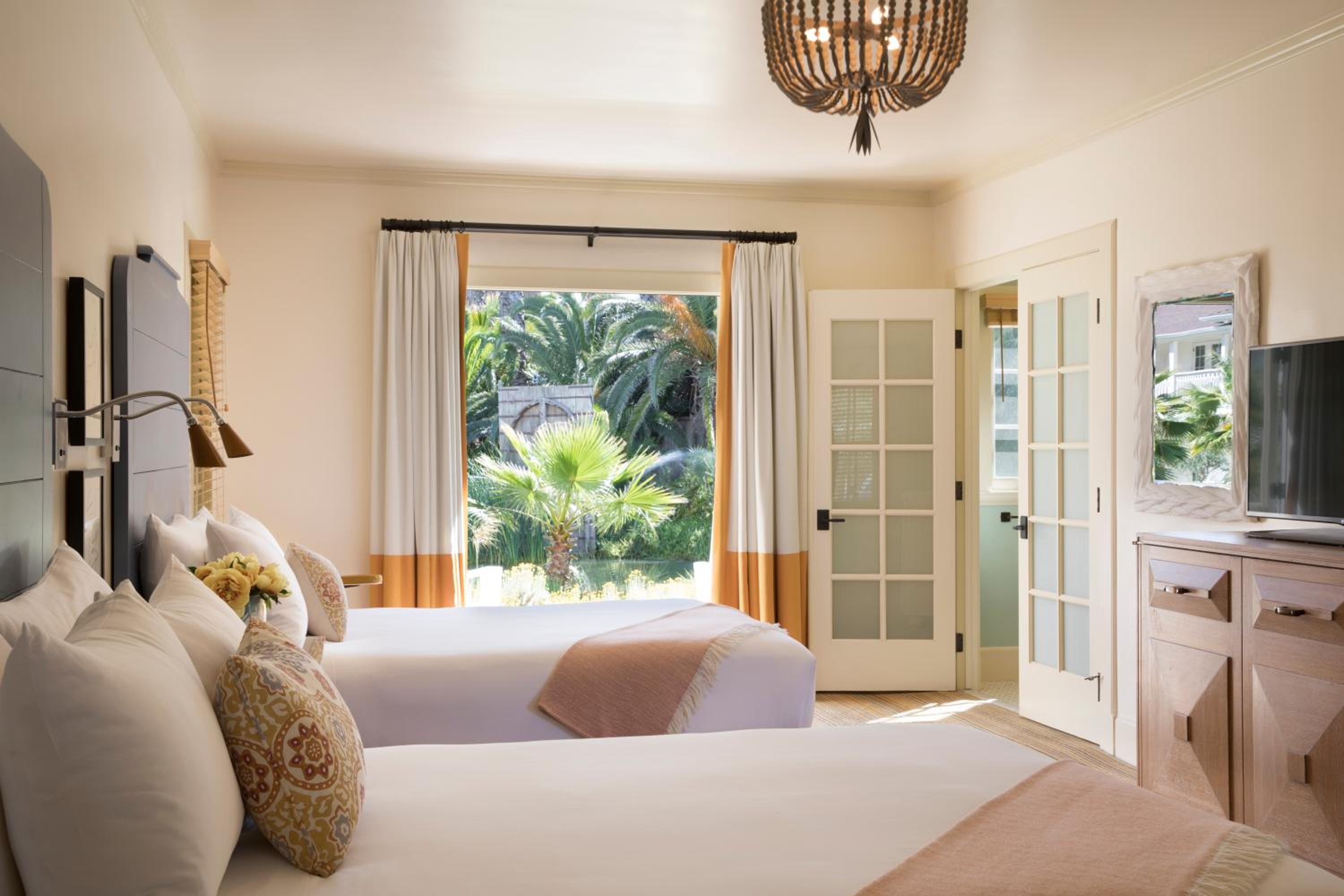 Queen Room with Two Queen Beds - Geyser View photo 1