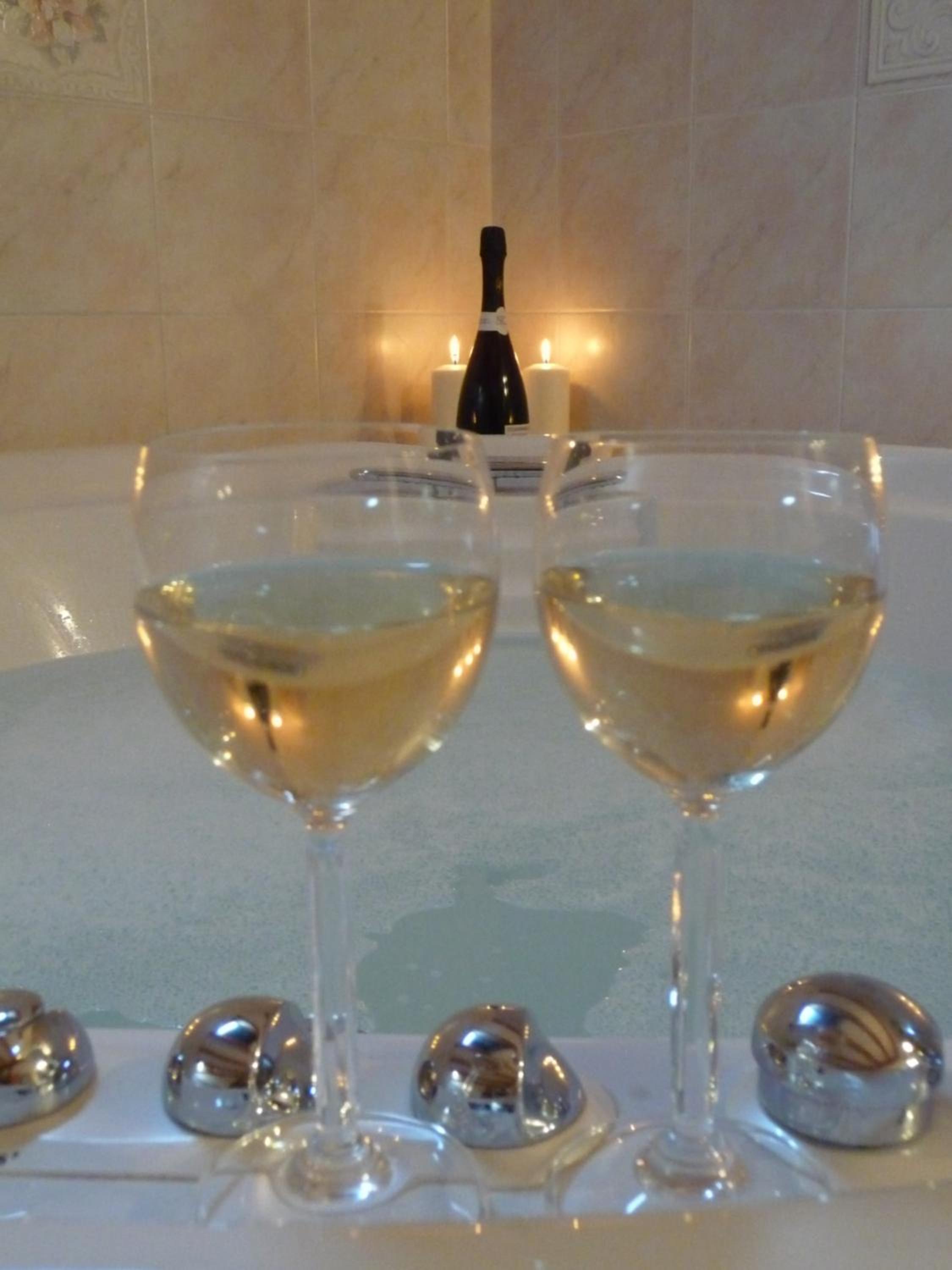 Deluxe Suite with Spa Bath - Photo 27