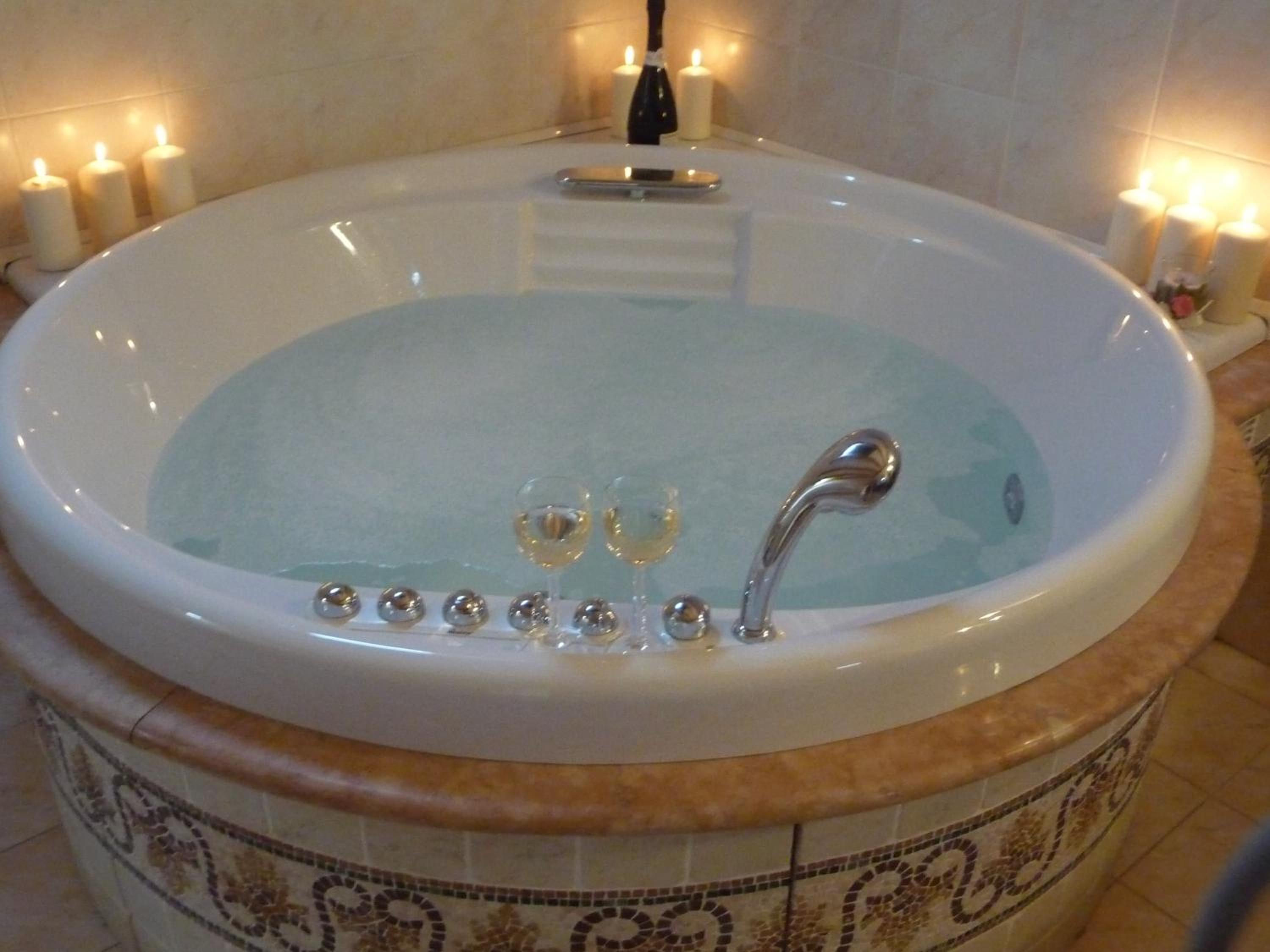 Deluxe Suite with Spa Bath - Photo 9