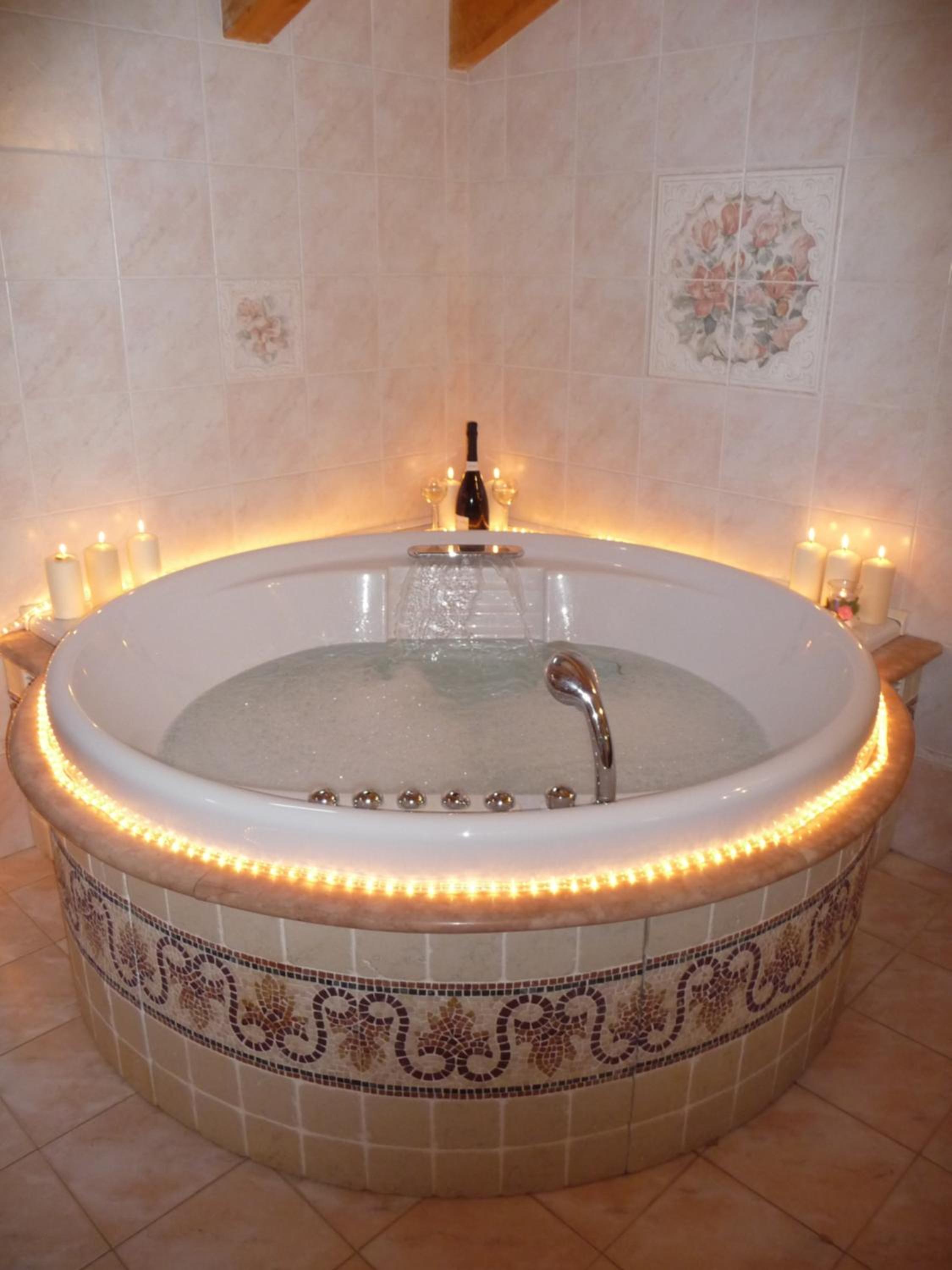 Deluxe Suite with Spa Bath - Photo 28