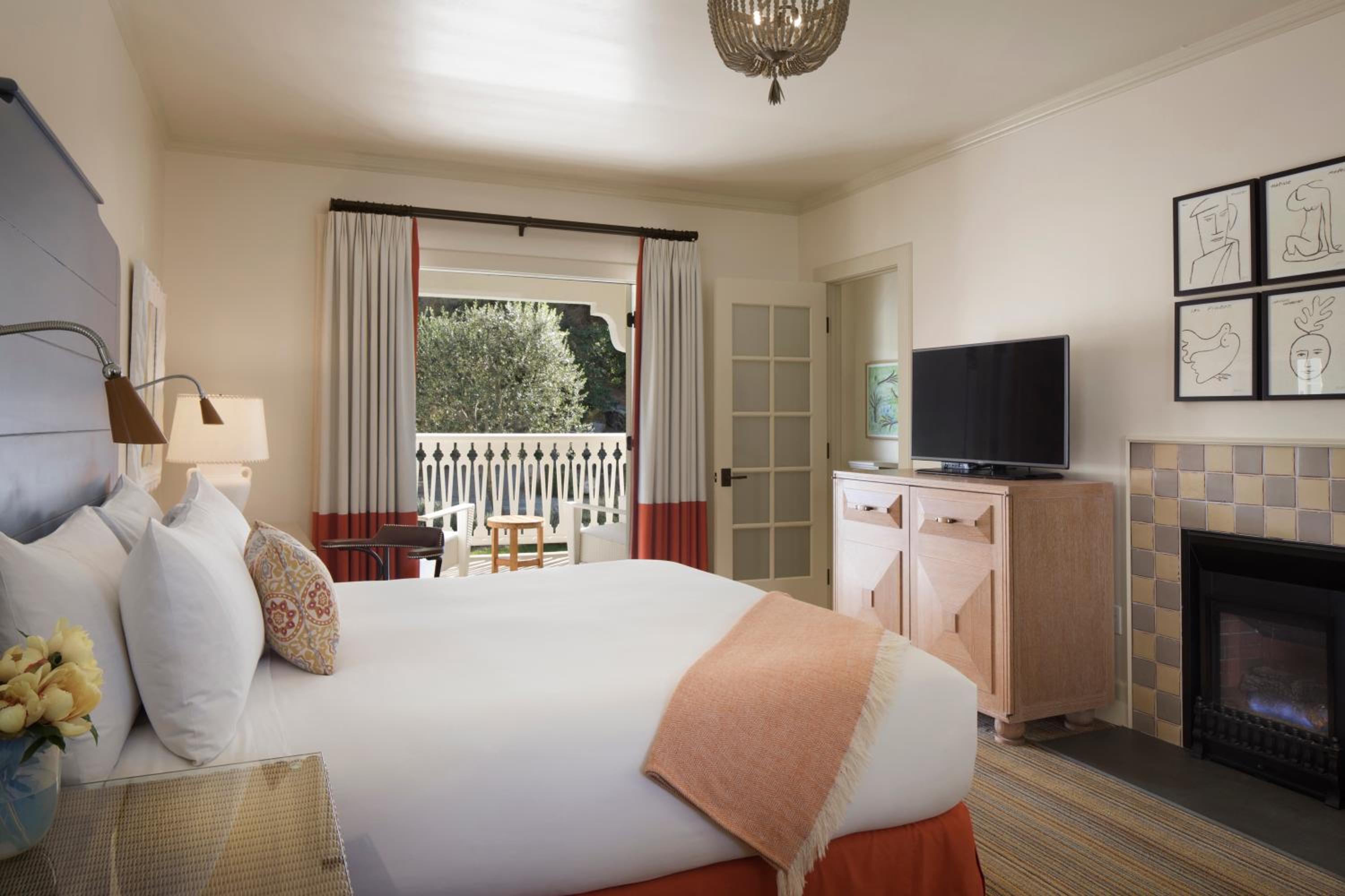 Deluxe King Room with Hill View photo 1